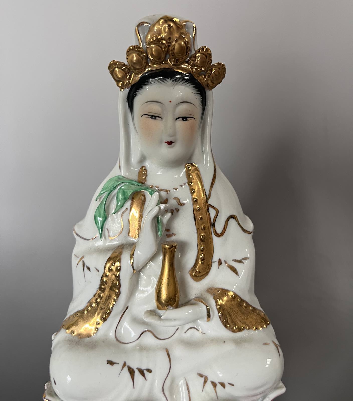 Buddha Figur Kwan-Yin aus Porzellan 23cm groß Buddha Figur Kwan-Yin aus Porzellan 23cm groß