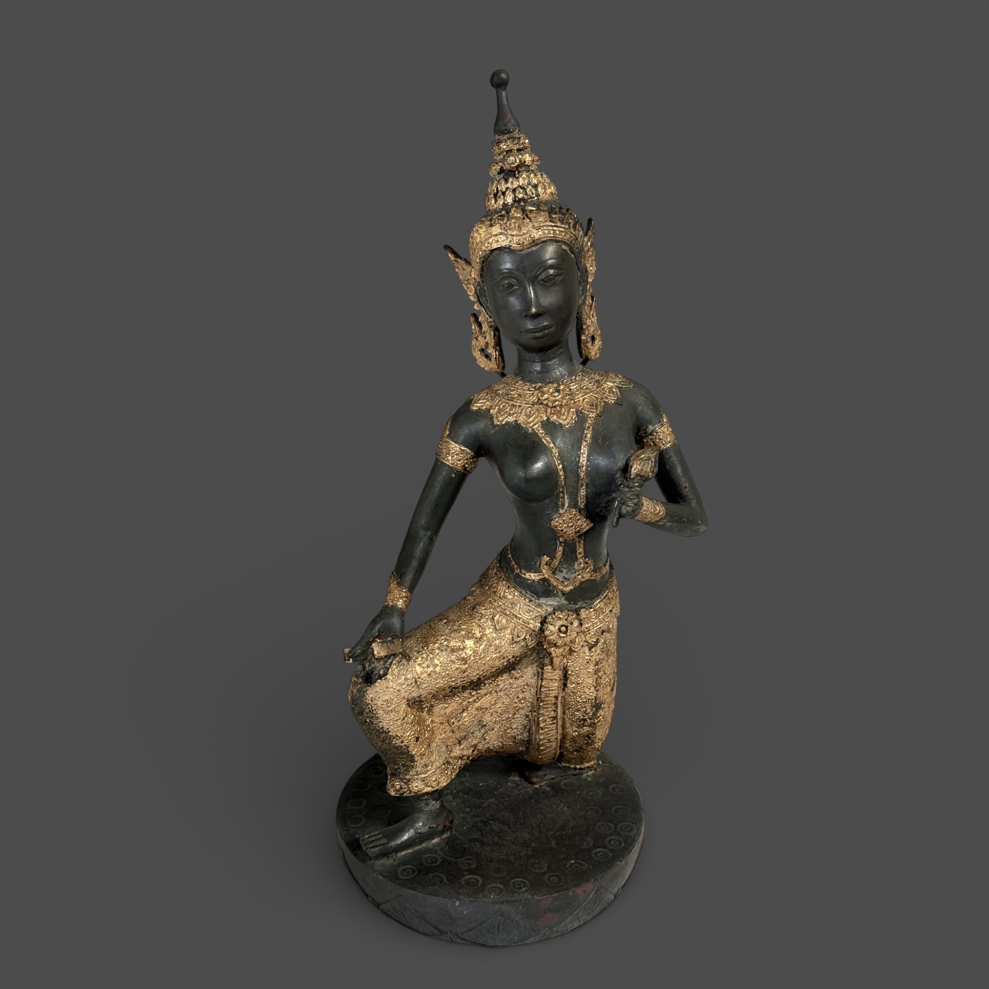 Thailand Tempeldiener Skulptur aus Bronze mit Lotusblume
