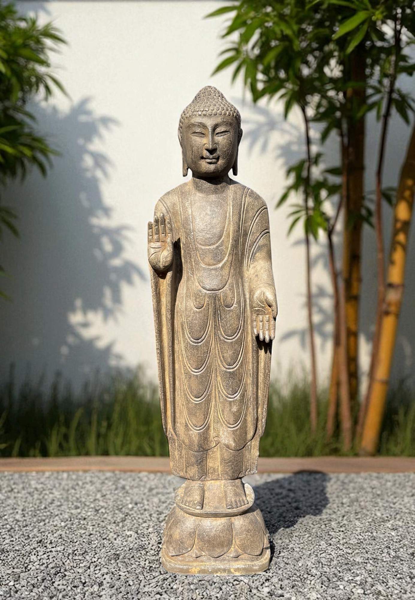 Stein Buddha 120 cm – Natursteinfigur mit Schutz- & Segnungsgeste Stein Buddha 120 cm – Natursteinfigur mit Schutz- & Segnungsgeste