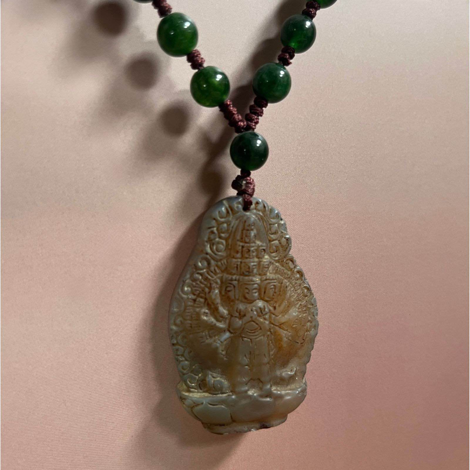 Chenrezig Figur Achatstein - Halskette, Jade