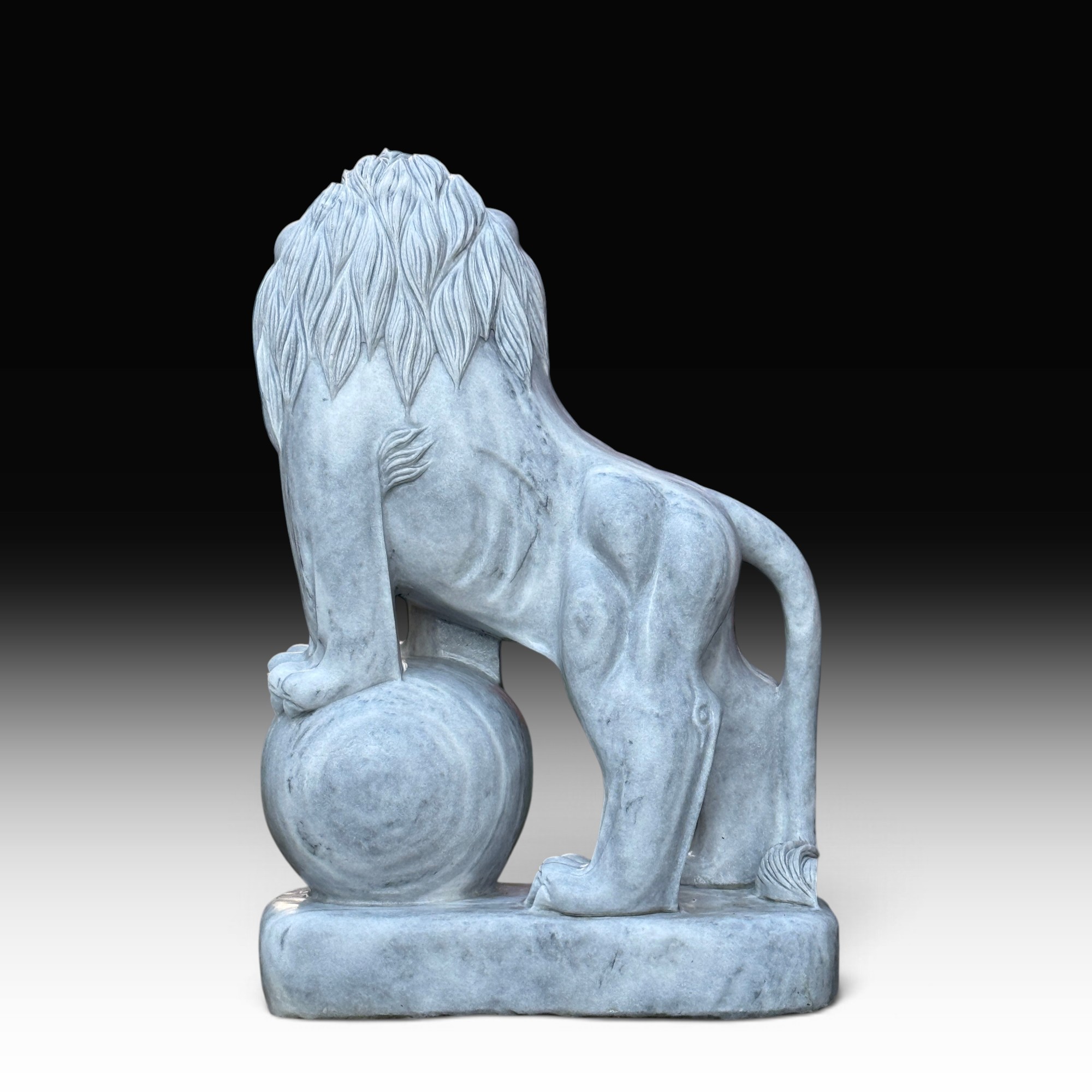 Löwen Statue aus Marmor – Gartenfigur Löwe mit Kugel, frostfest, 100 cm