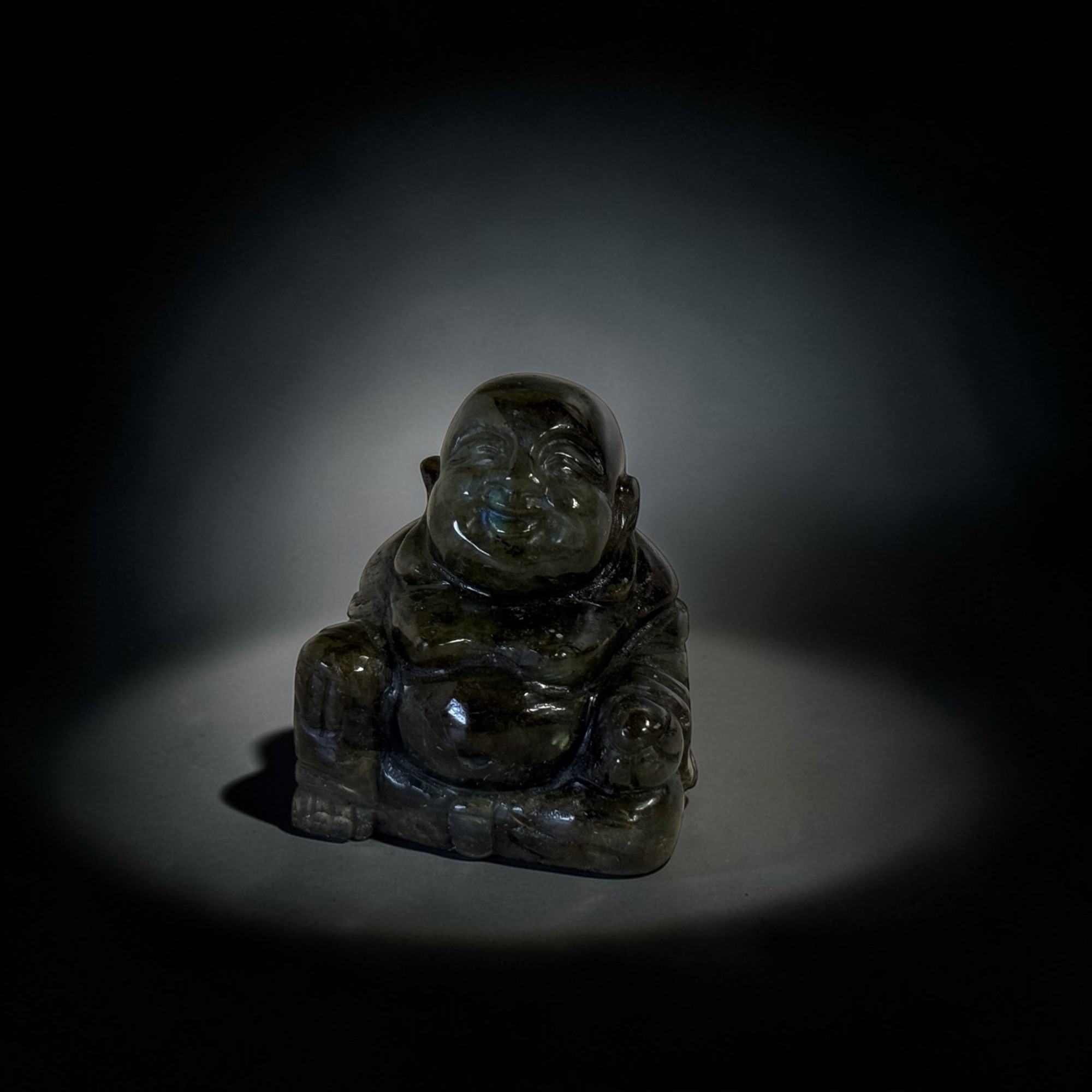 Happy Budai aus Labradorit – Glücksbuddha Edelstein Skulptur