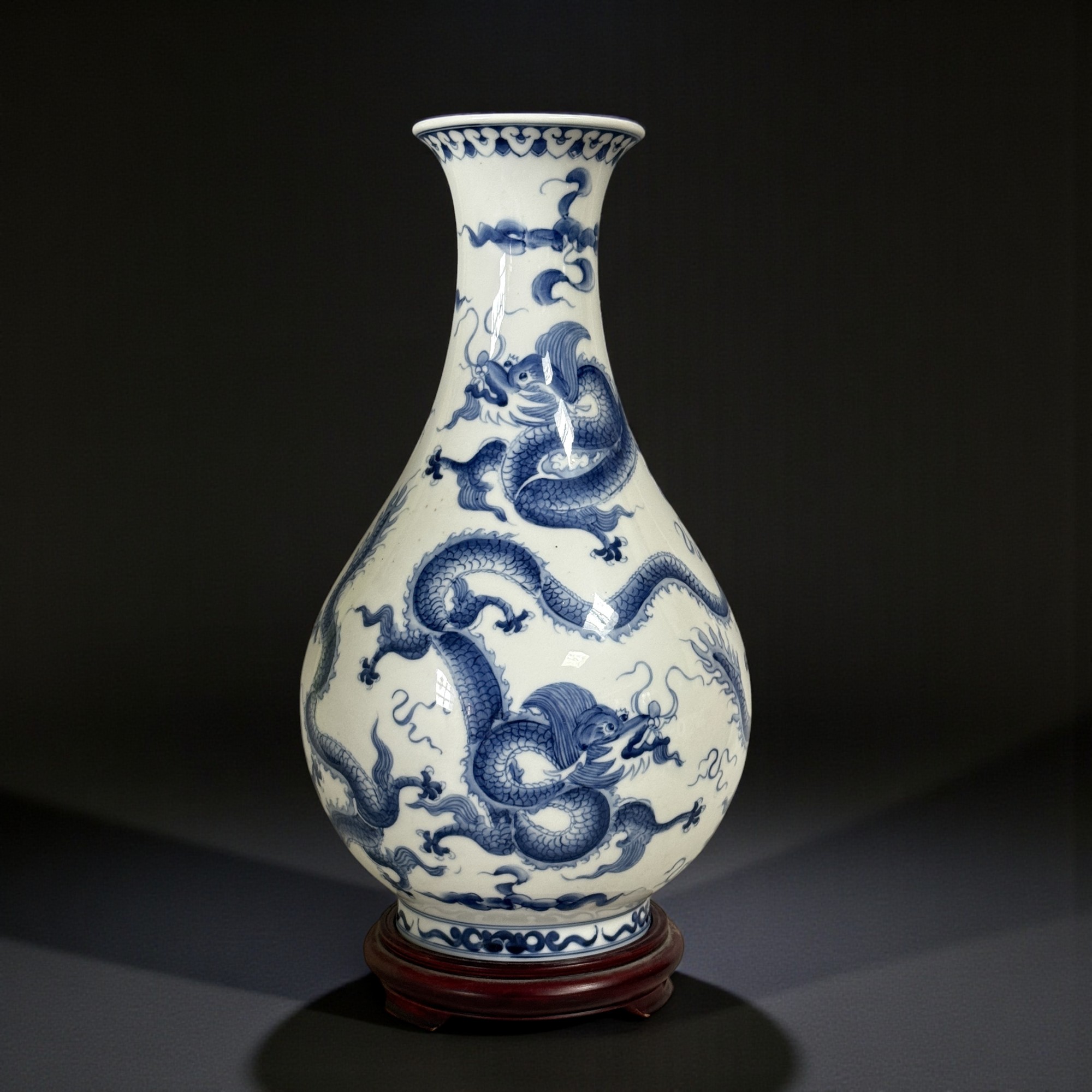 Chinesische Drachen Vase aus Porzellan mit Bodenmarkung