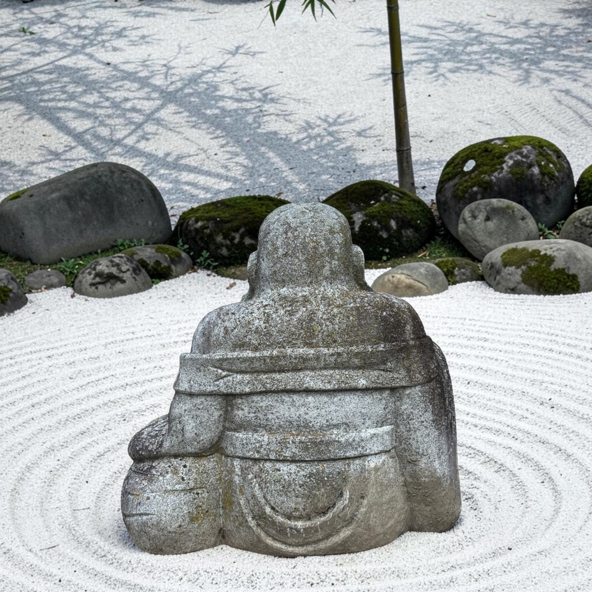 Happy Buddha aus Granit - Alte Steinfigur Gartenfigur