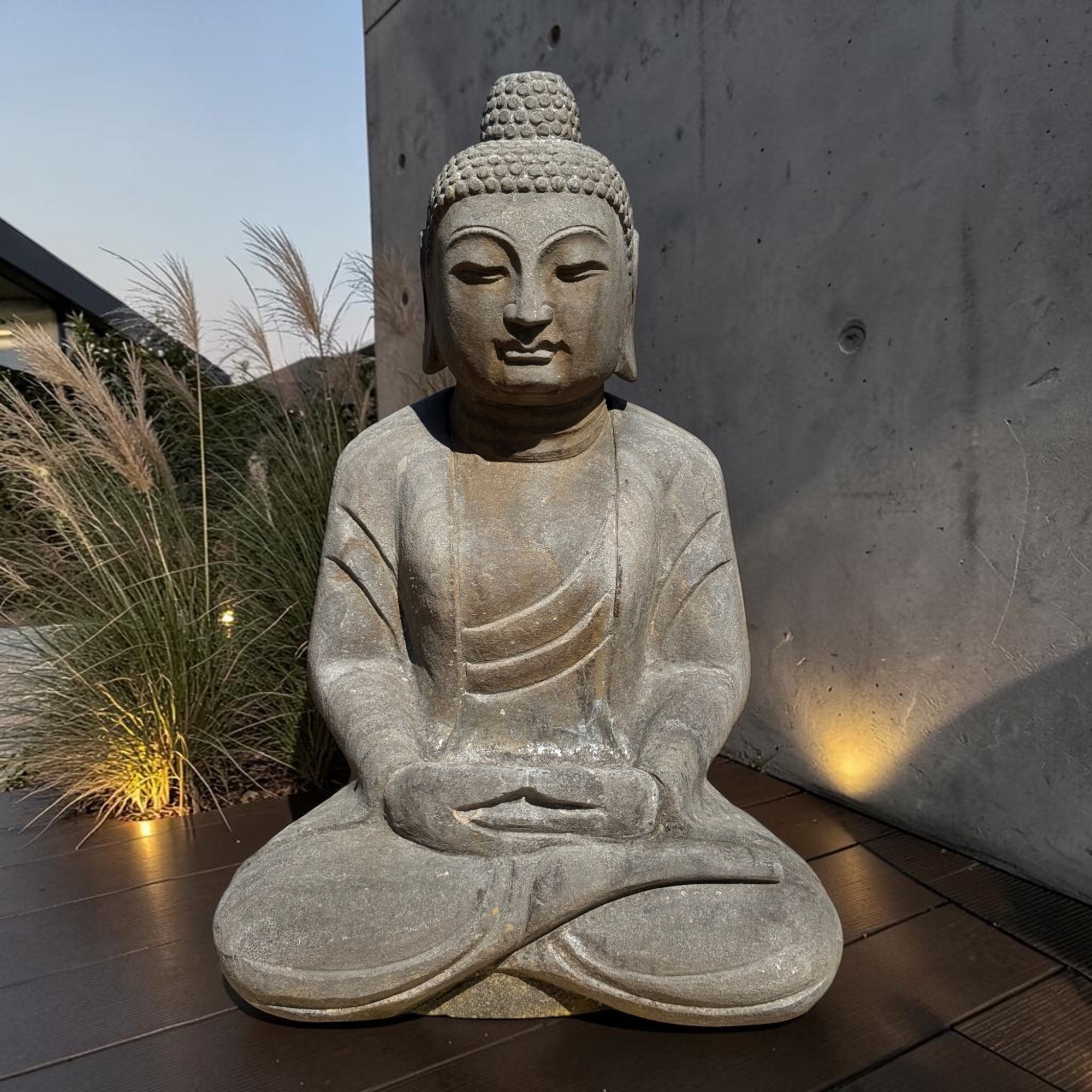 Gartenbuddha Amitabha 61cm Naturstein - Frostfest Garten Figur Stein - alt