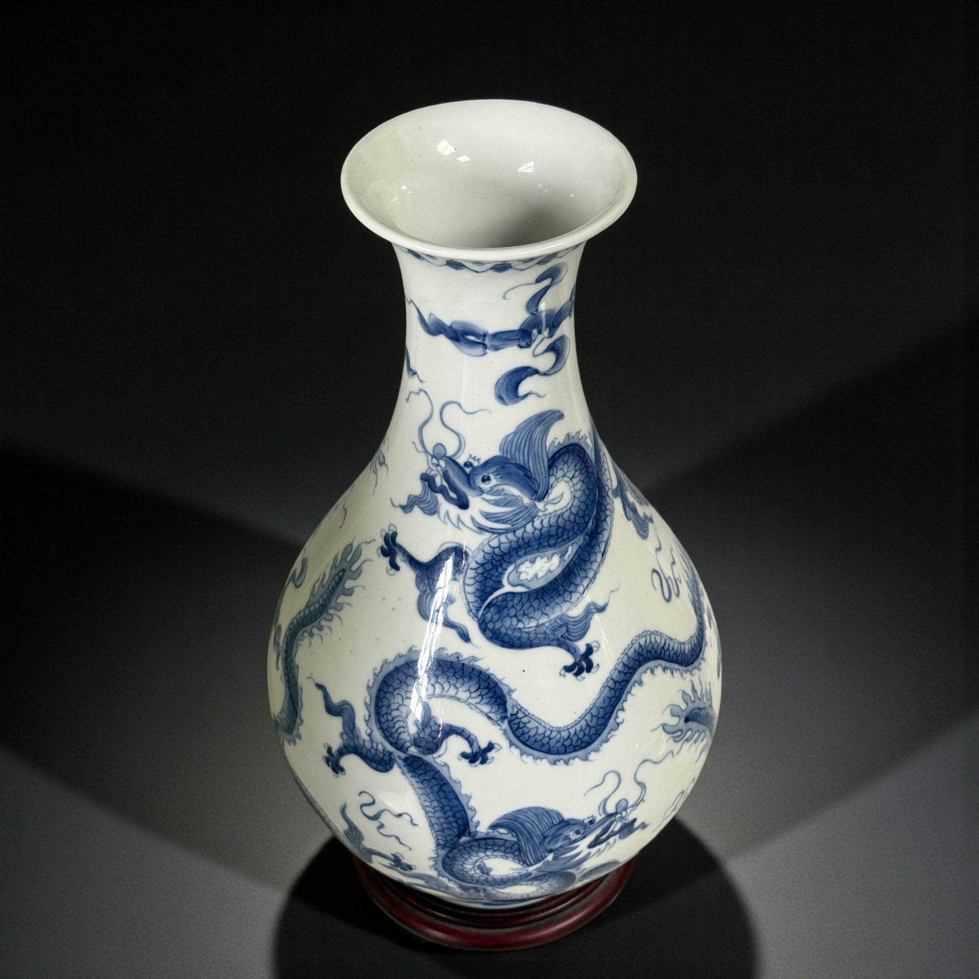 Chinesische Drachen Vase aus Porzellan mit Bodenmarkung