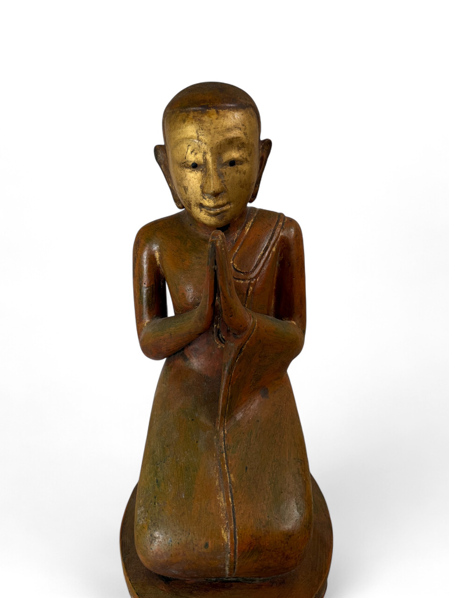 Burmesische Holzskulptur Moggallana – buddhistische Figur mit Restvergoldung