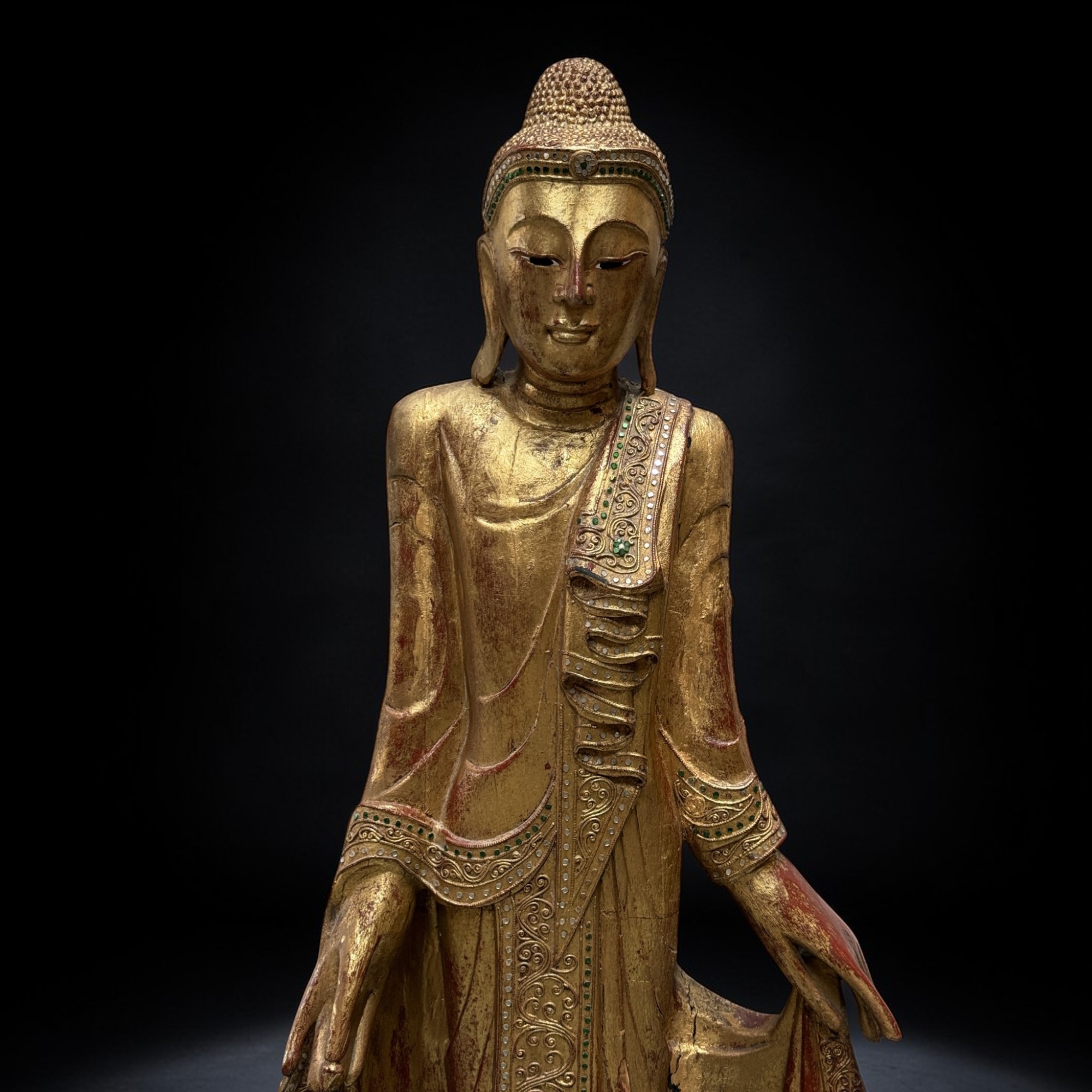 Großer thailändischer Buddha – 140 cm, Holz blattvergoldet, ca. 70-90 J. alt
