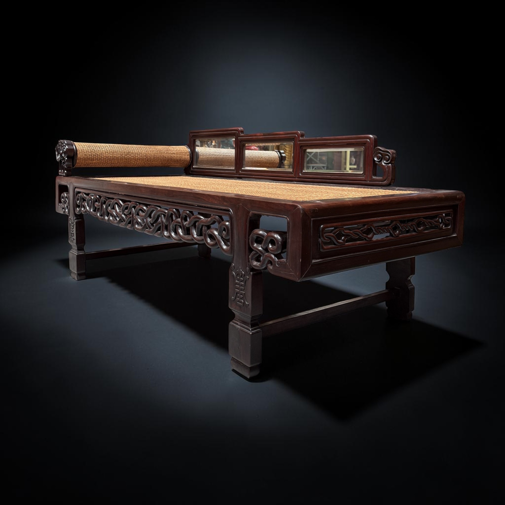 Altes chinesisches Tagesbett Daybed aus Hartholz mit Rattangeflecht