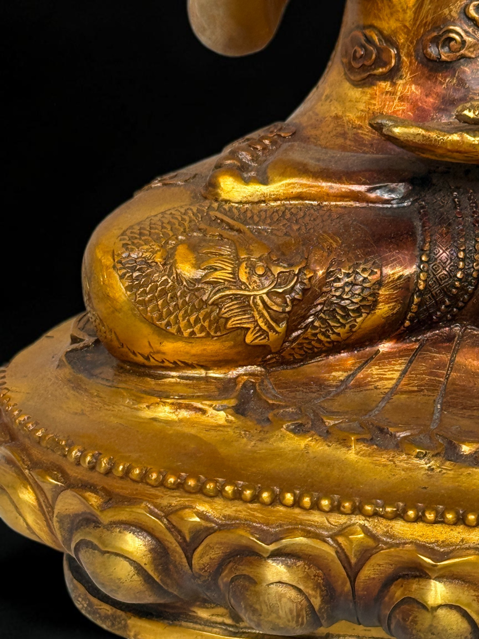 Bronze-Buddha 44 cm – Schutzgeste & Drachen – Sichuan China
