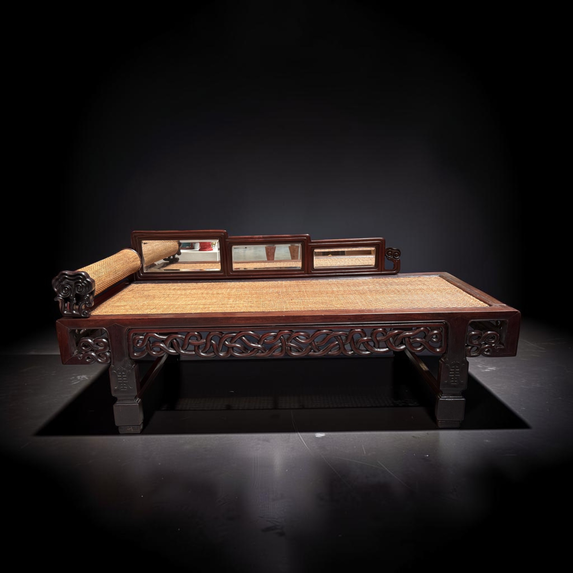 Altes chinesisches Tagesbett Daybed aus Hartholz mit Rattangeflecht