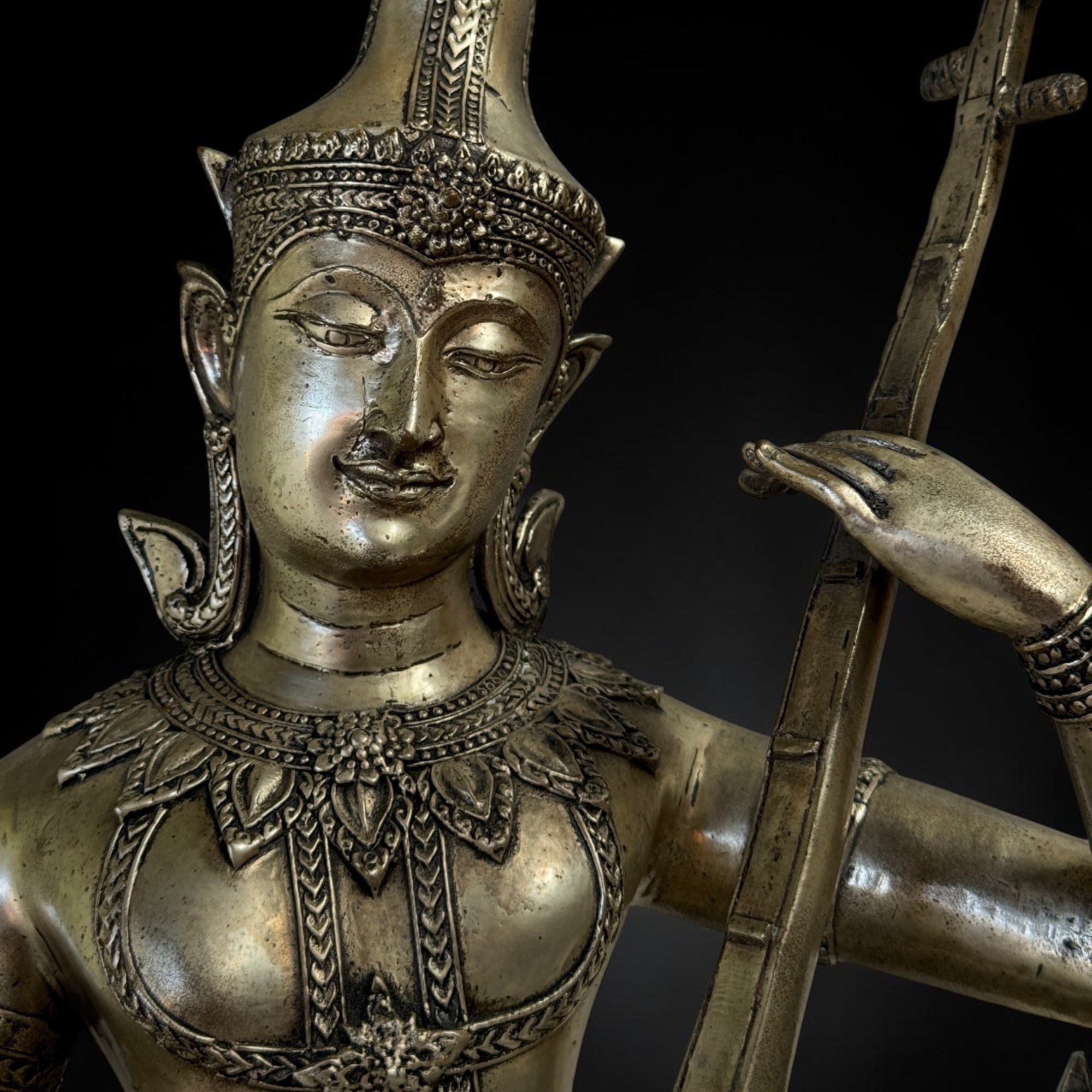 Tempelmusiker Skulptur Bronze-Eisen Thailand 41cm 6kg Phin-Laute alter Zustand