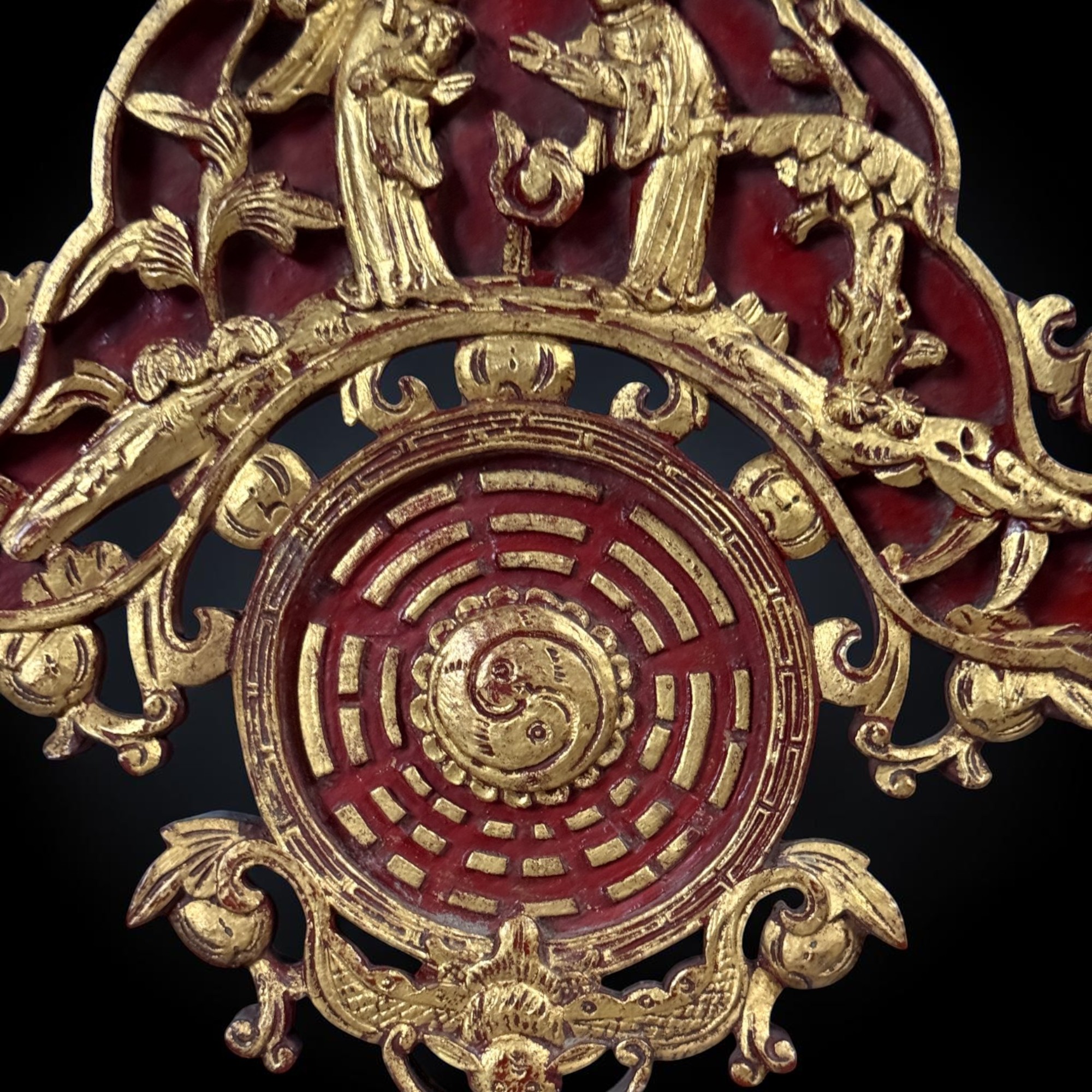 Chinesisches Holzrelief teilvergoldet – Altes Wandpaneel Bagua & Yin-Yang 24 cm