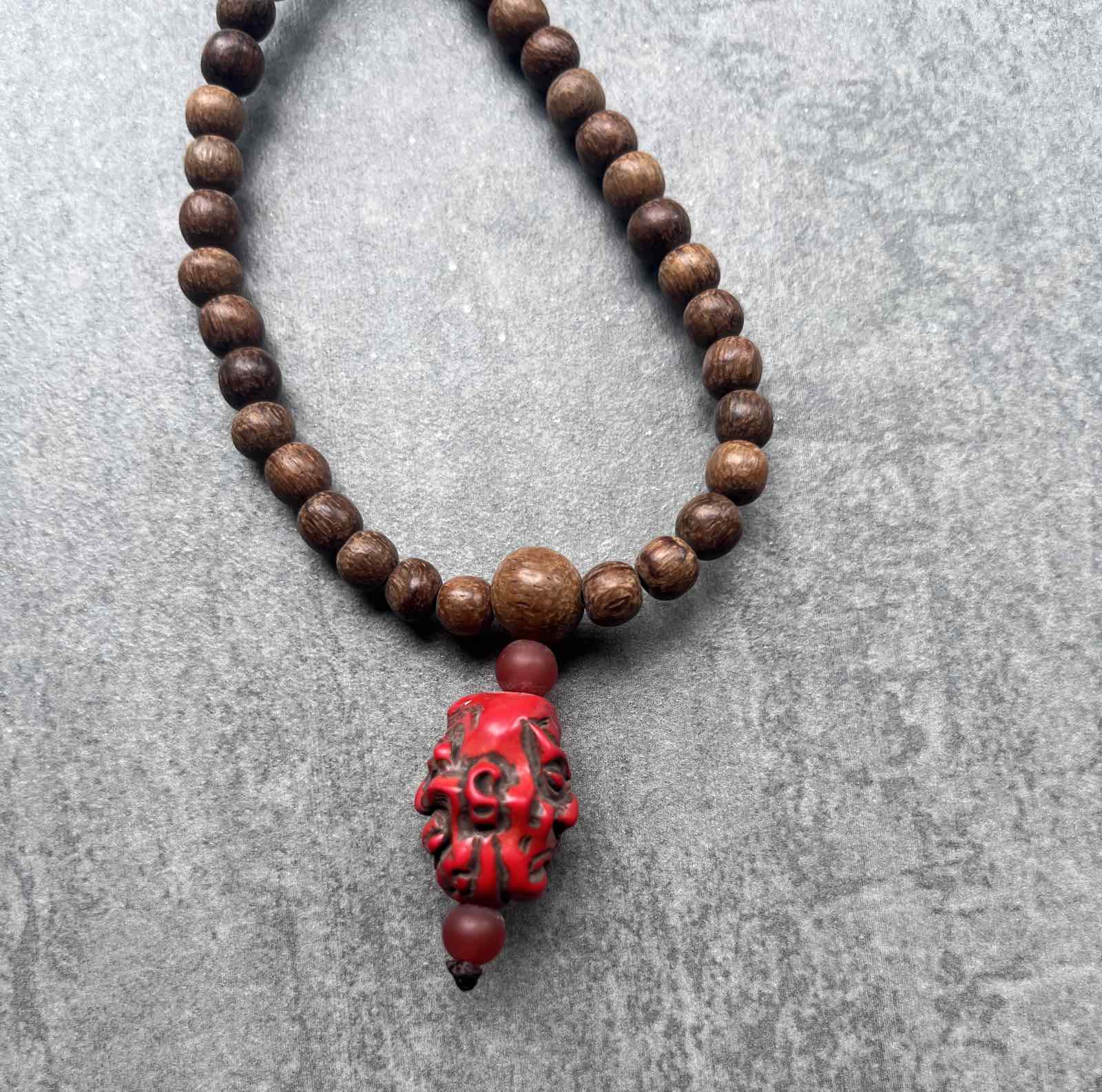 Buddhistische Halskette mit Arhat/Luohan Kopf - Huang Huali Holz