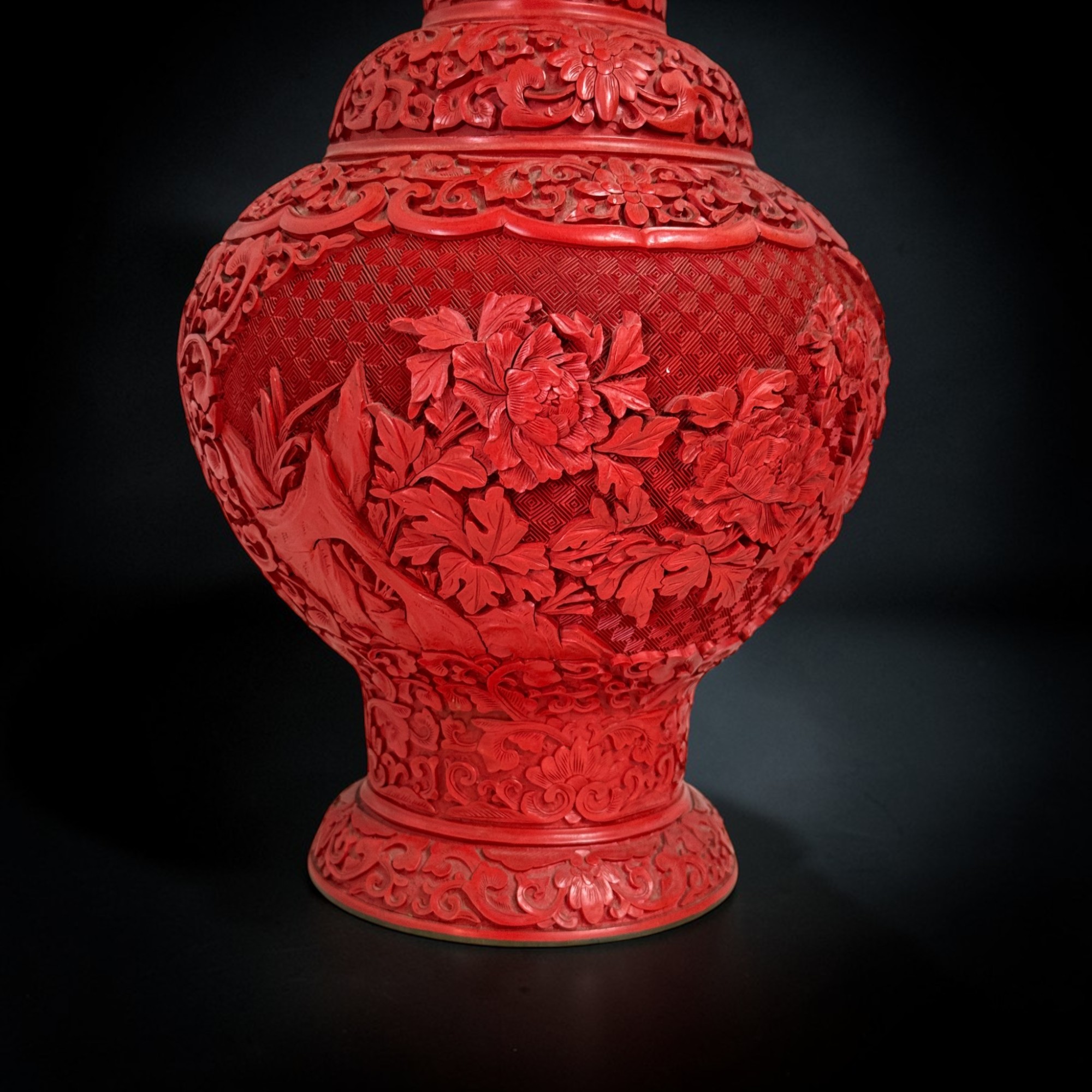 Chinesische Zinnoberlack-Vase – 38 cm, florale Schnitzerei, ca. 1990er Jahre