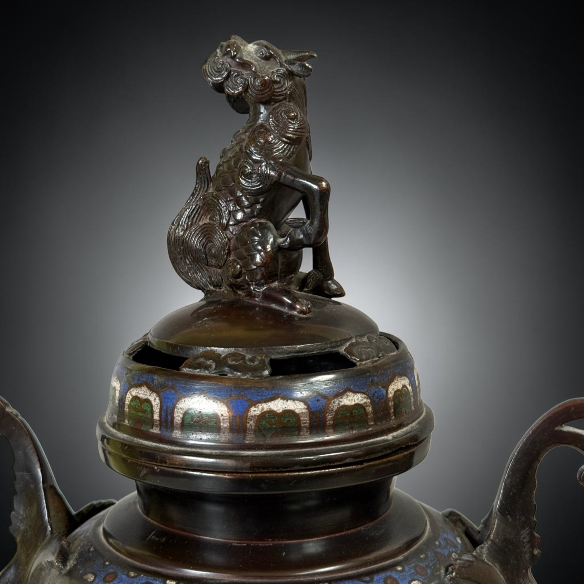 Altes chinesisches Räuchergefäß aus Bronze & Cloisonne mit Wächterlöwe