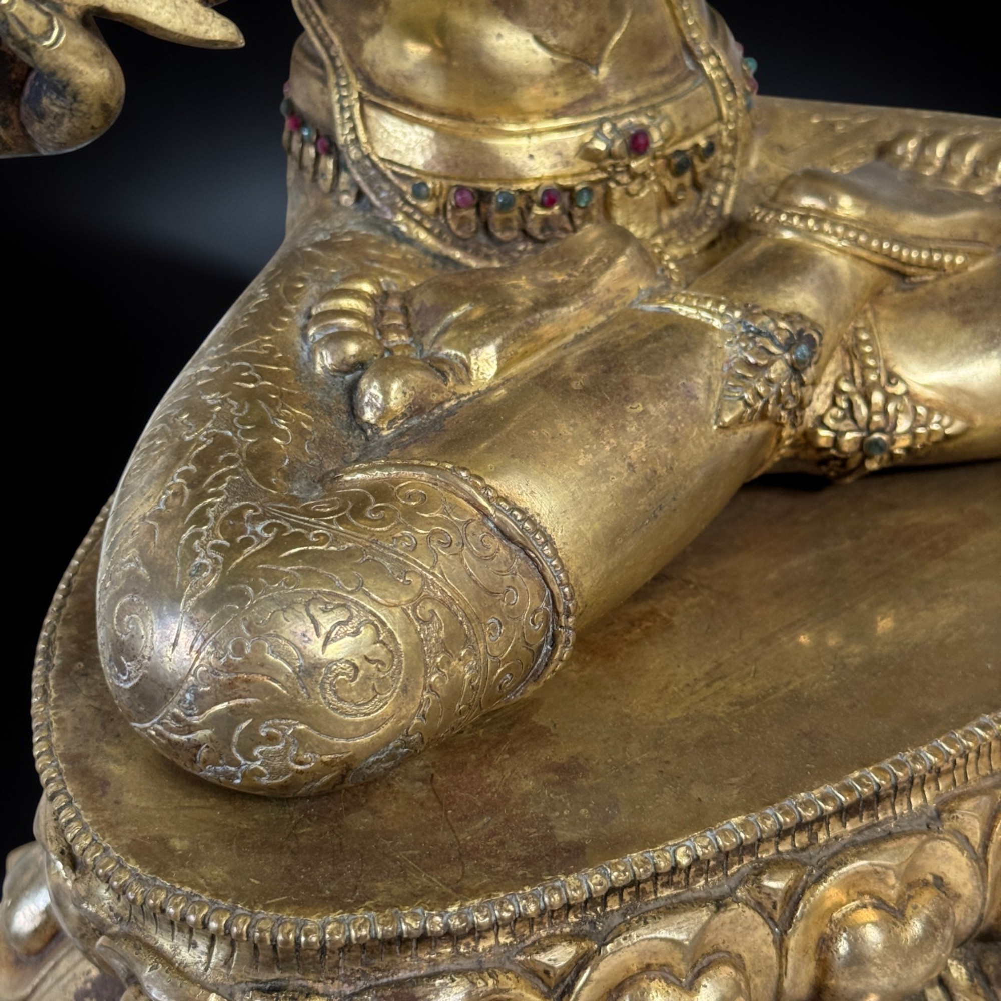 Vergoldete Manjsuhri Statue Bodhisattva mit Rubin & Türkis