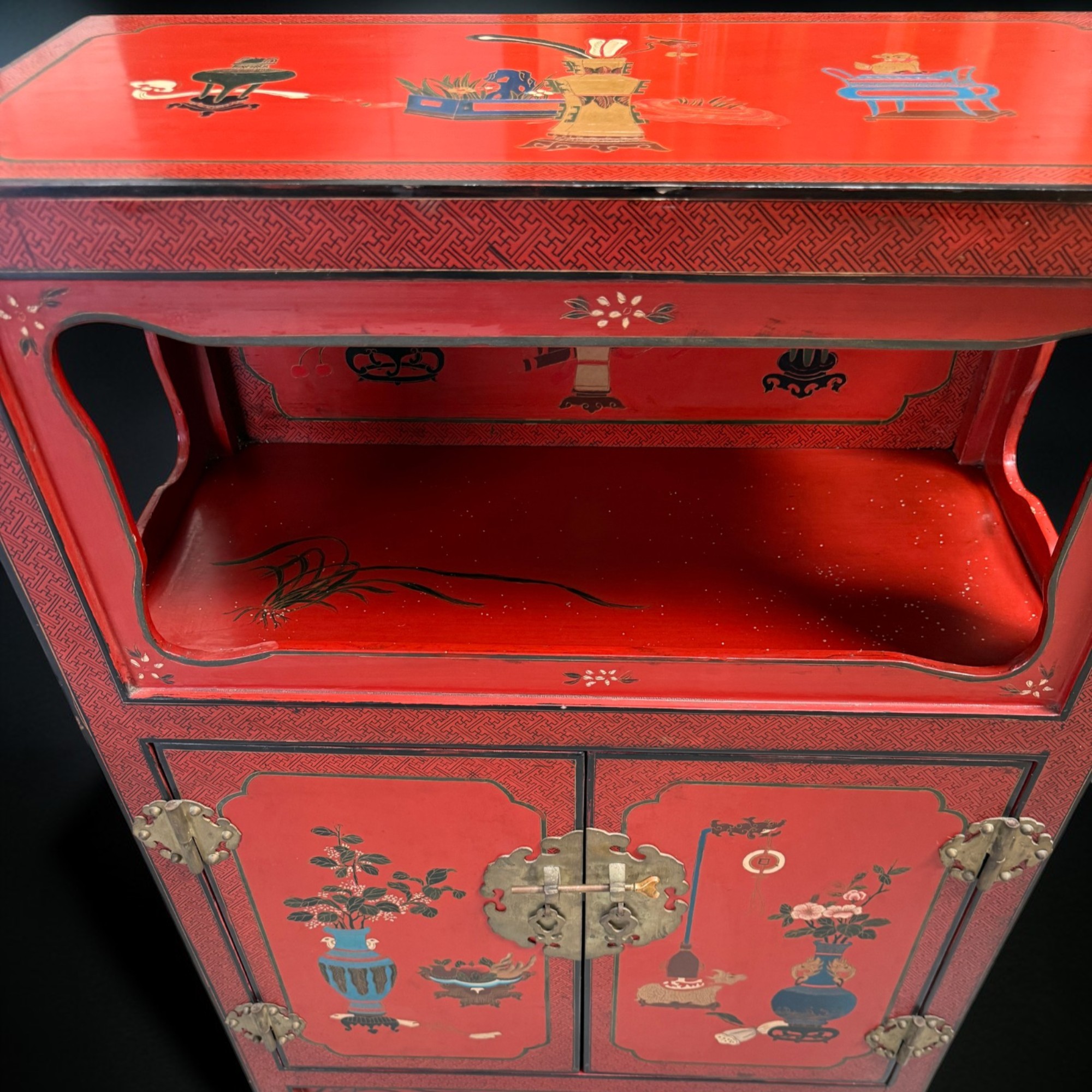 Chinesischer Alterschrank mit Bemalung - 96 cm groß