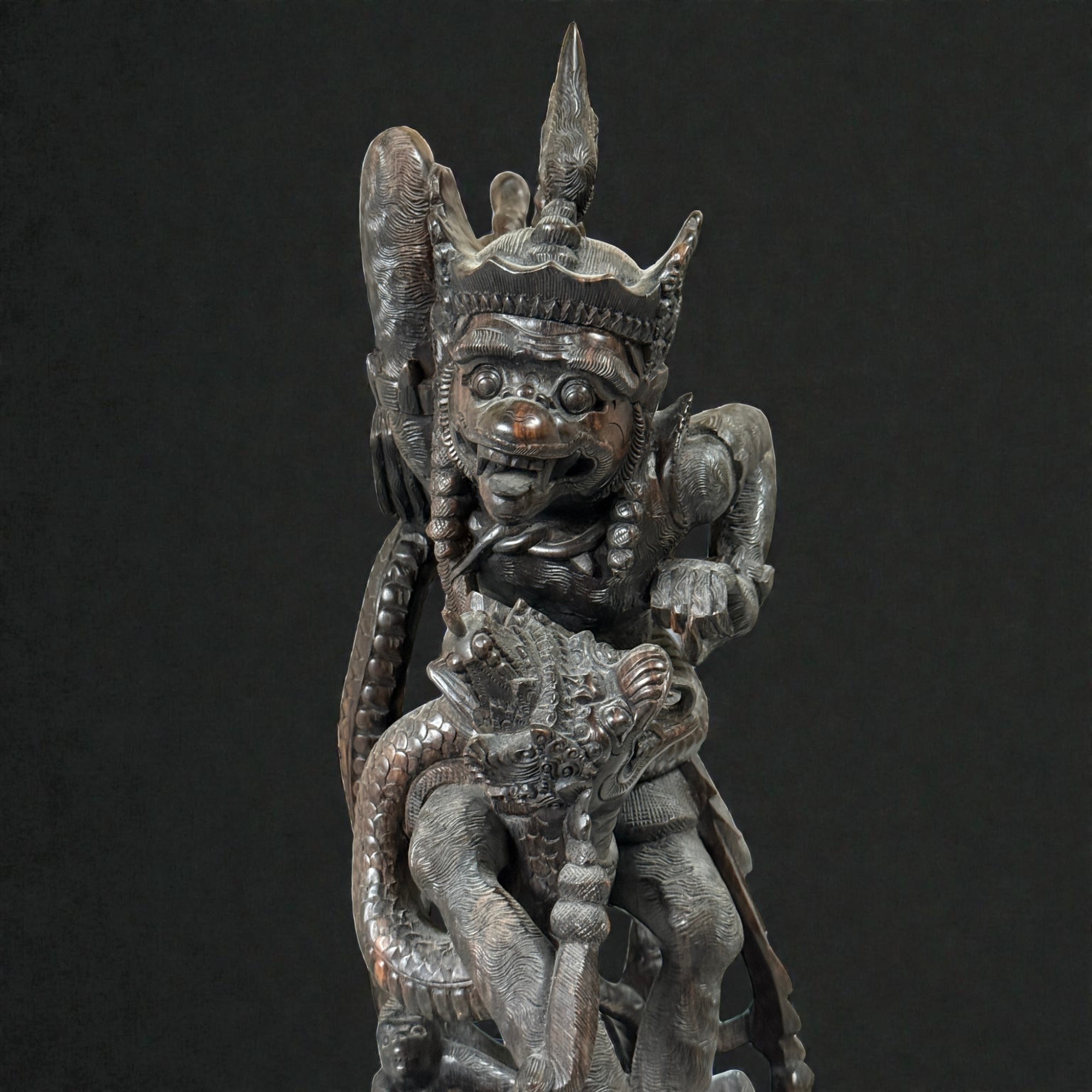 Alte Bali Hanuman Holz Figur Naga: Balinesische Ramayana Skulptur 58cm
