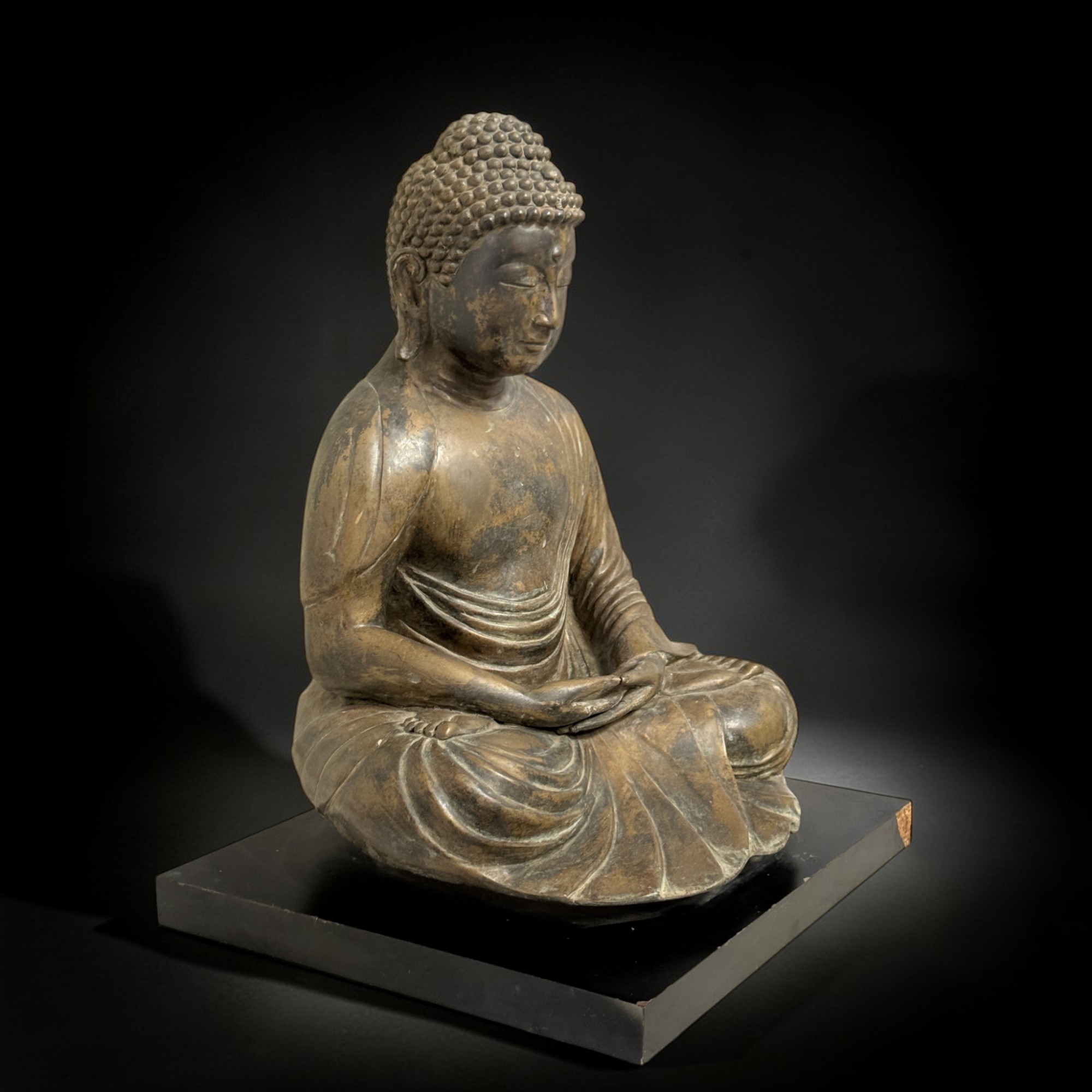 Daibutsu Kamakura Amida Buddha Bronze Skulptur auf Holzplatte – 41 cm