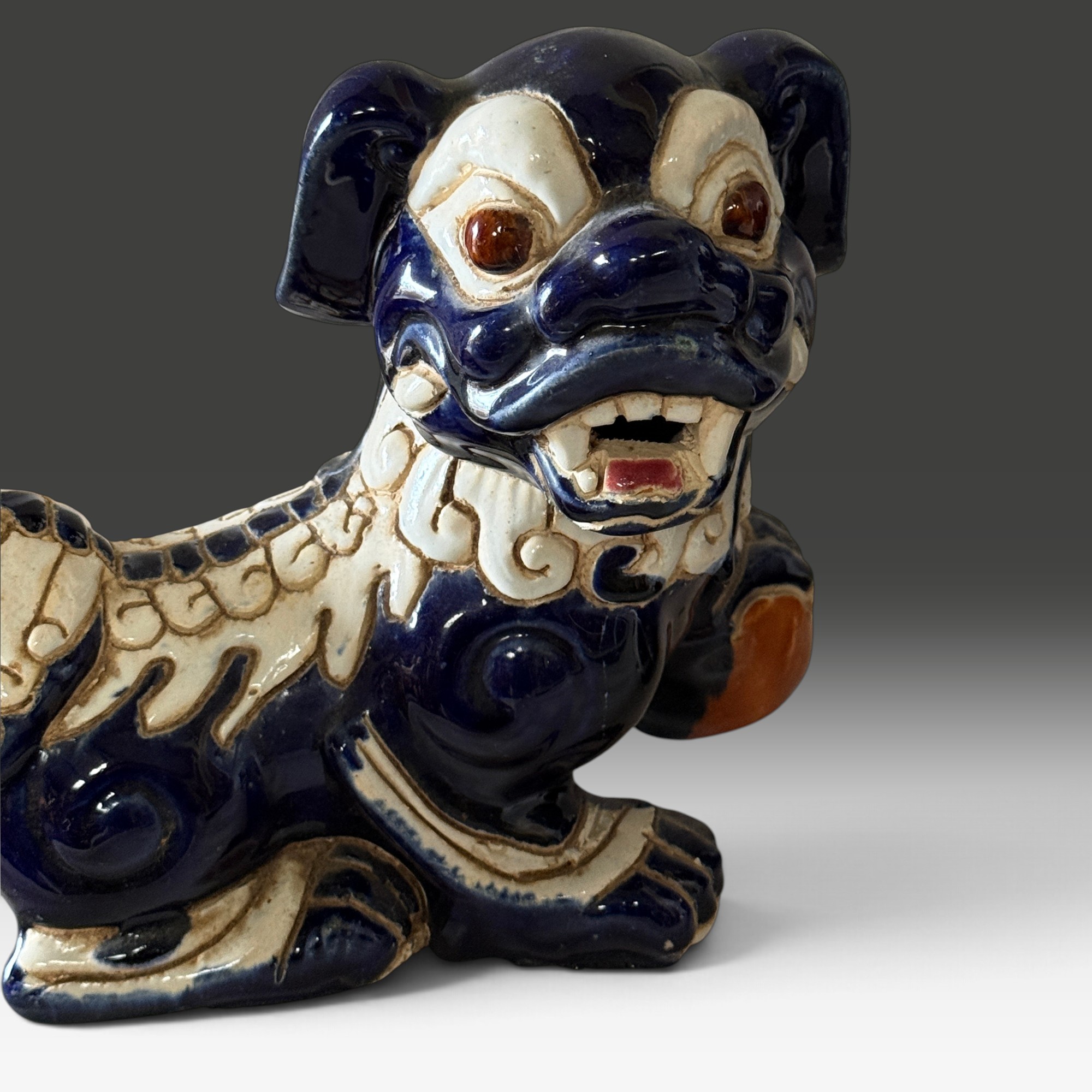 Paar Wächterlöwen aus glasierter Keramik, China, Foo Dogs, Kobaltblau/Weiß