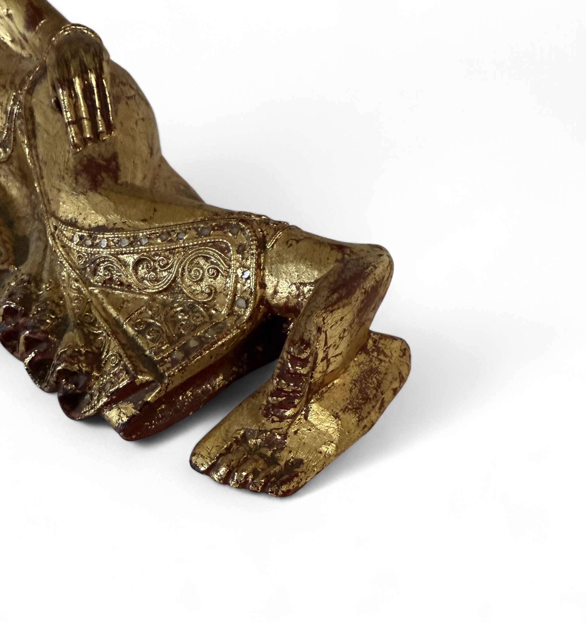Nirvana Holz Buddha Figur aus Thailand, blattvergoldet