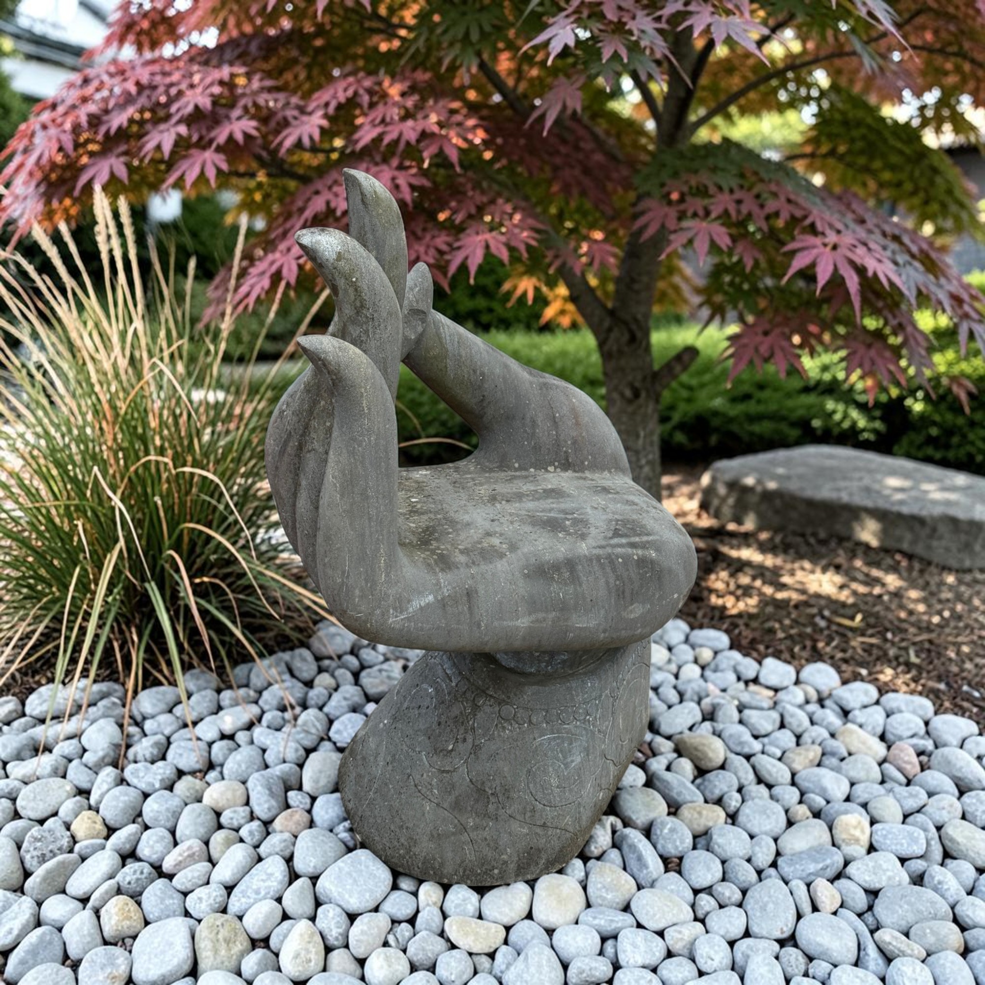 Buddha Hand mit Teaching Mudra aus Naturstein – Einzigartige Garten Sitzgelegenheit