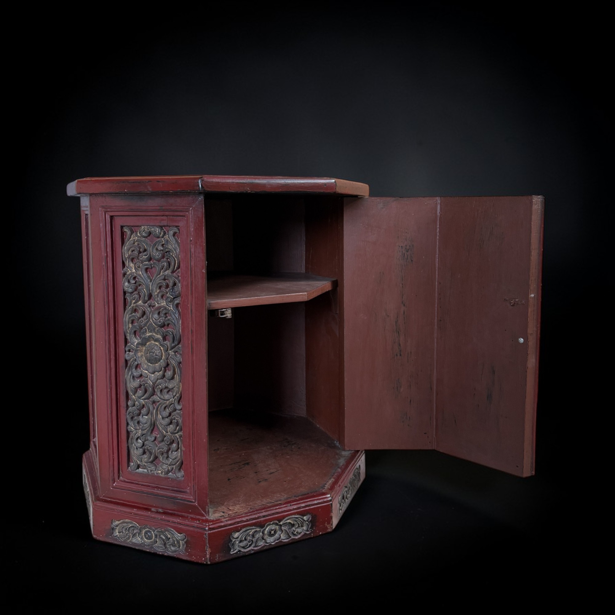 Alter chinesischer Beistellschrank Rot – Achteckig mit Schnitzereien 55cm