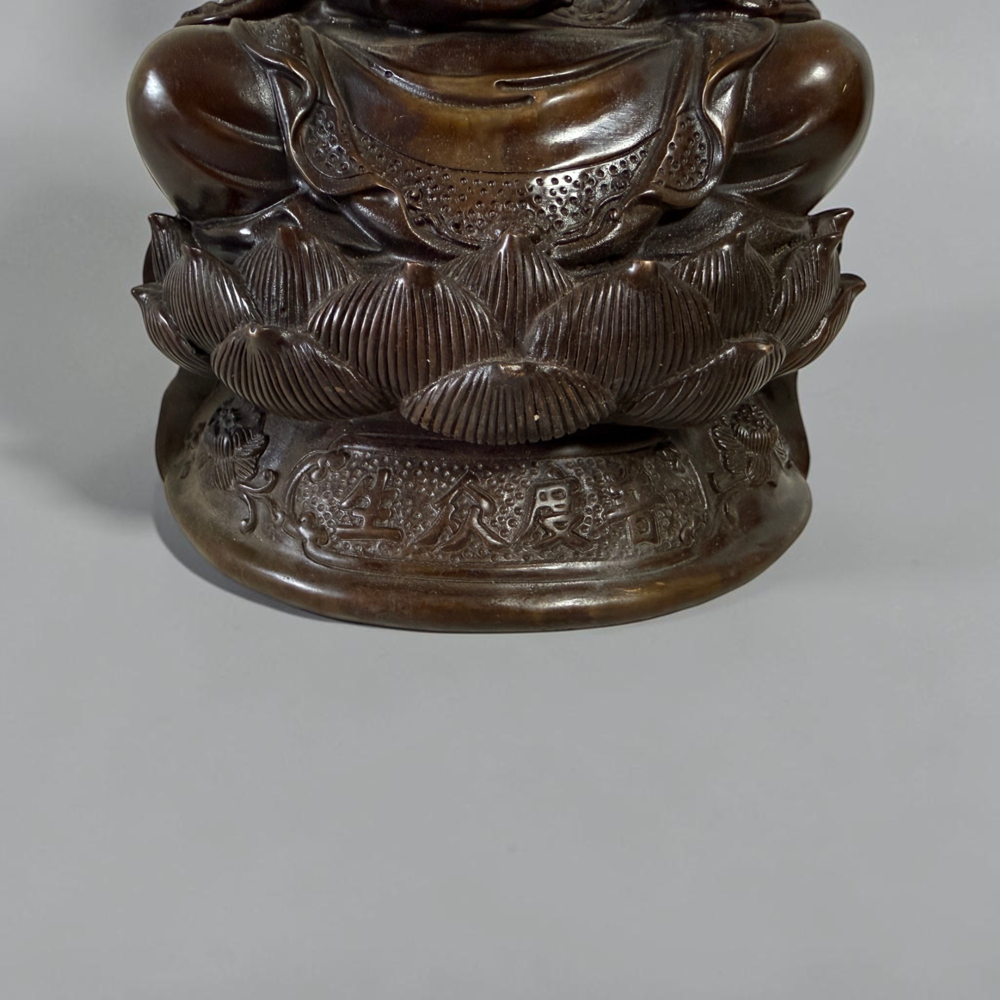 Guanyin Bronze Figur Bodhisattva auf Lotussockel China 34cm