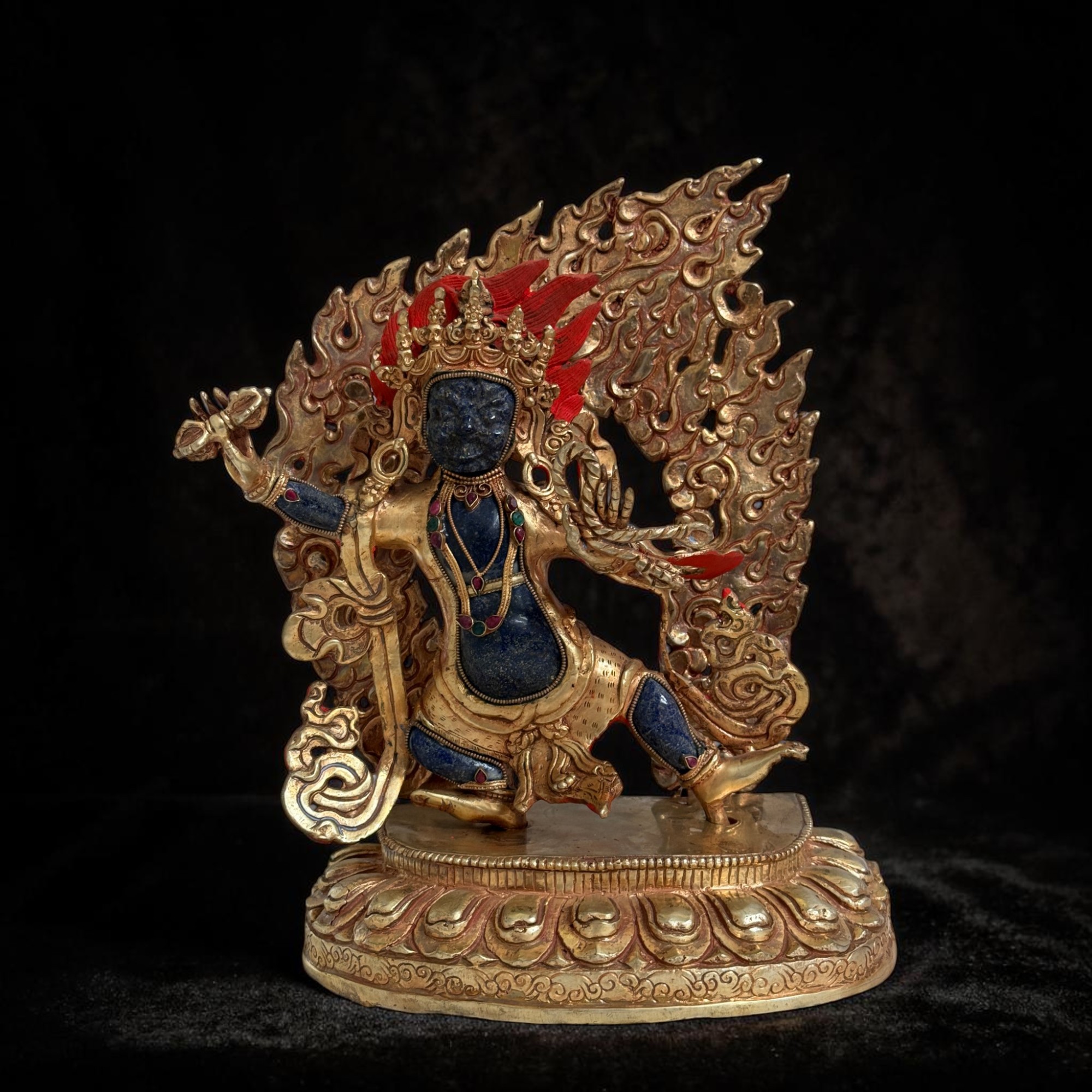Vergoldete Vajrapani Skulptur aus Nepal – Bronze & Lapis Lazuli, handgefertigt