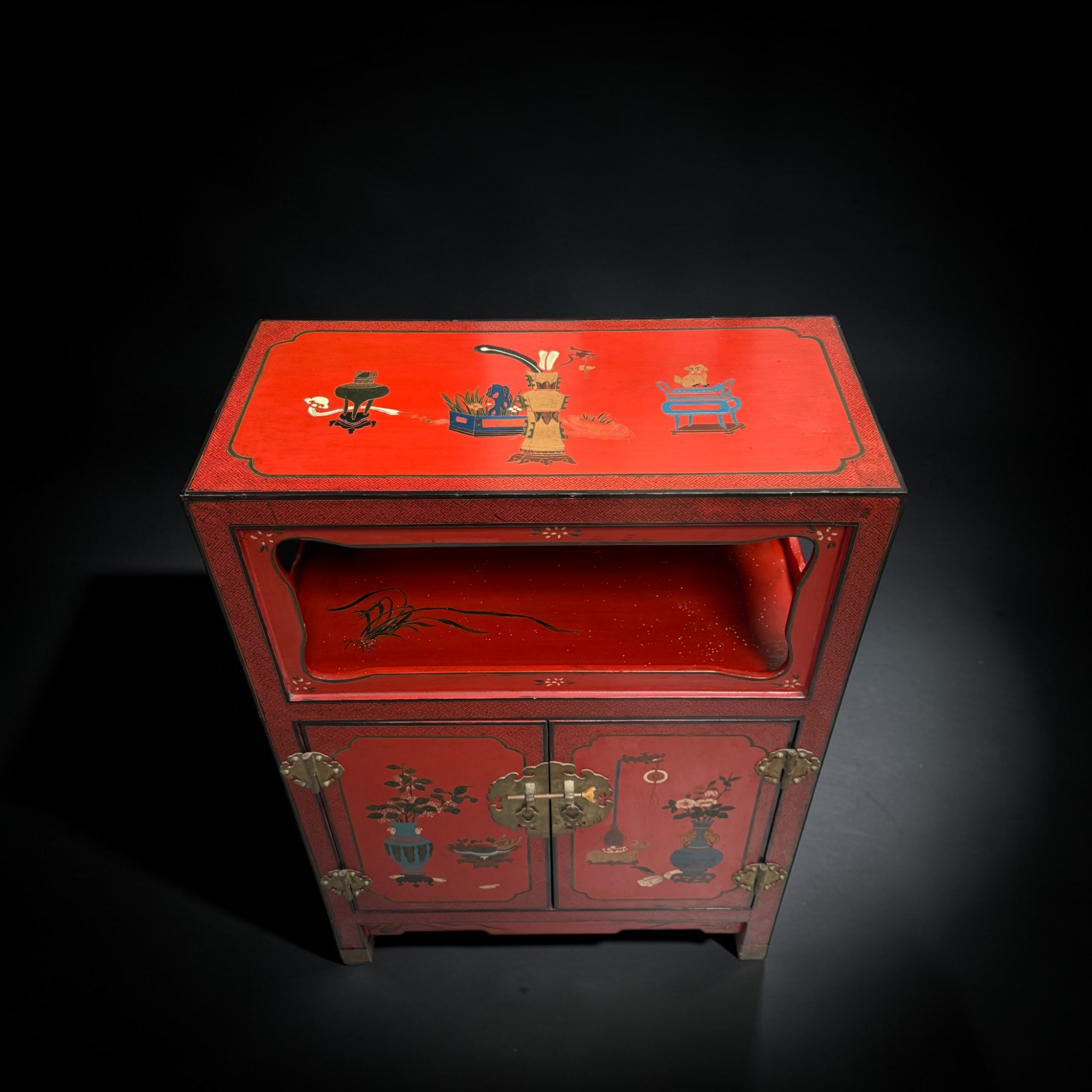 Chinesischer Alterschrank mit Bemalung - 96 cm groß