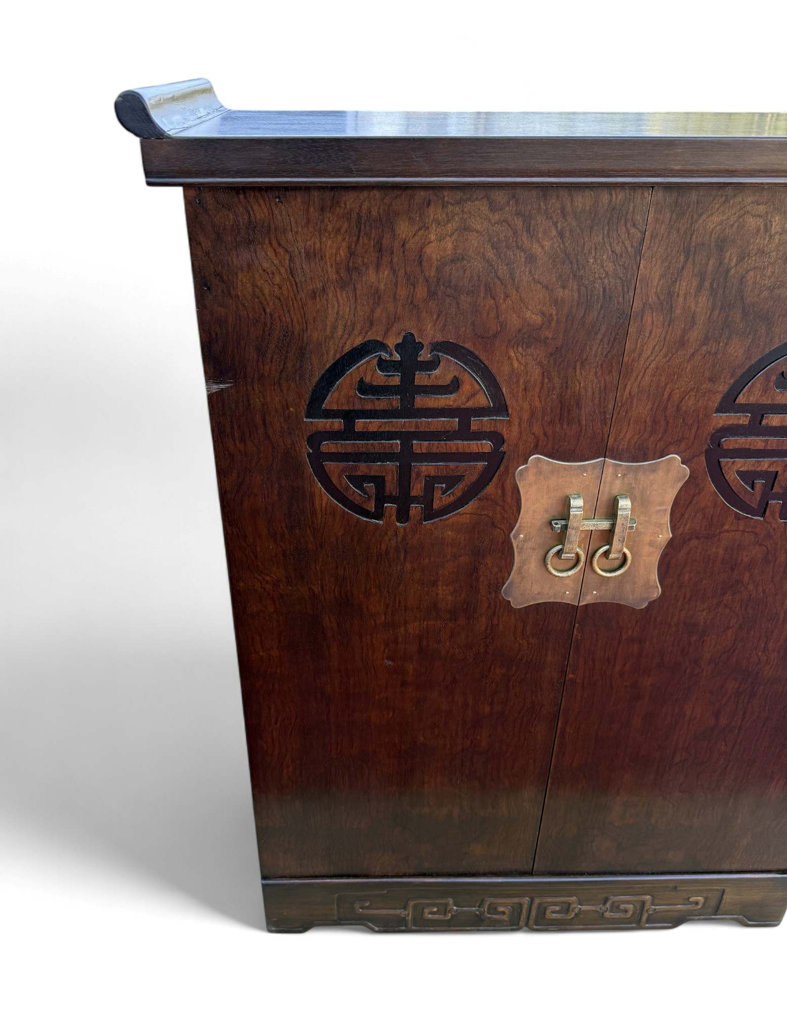 Chinesischer Schuhschrank mit Glückssymbolen – Holz, Messingbeschläge Chinesischer Schuhschrank mit Glückssymbolen – Holz, Messingbeschläge