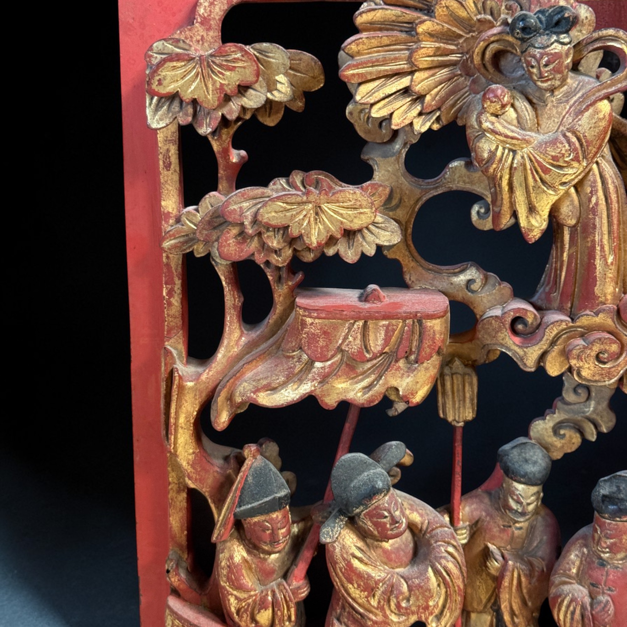 Chinesisches Holzrelief mit Schnitzereien und Vergoldung
