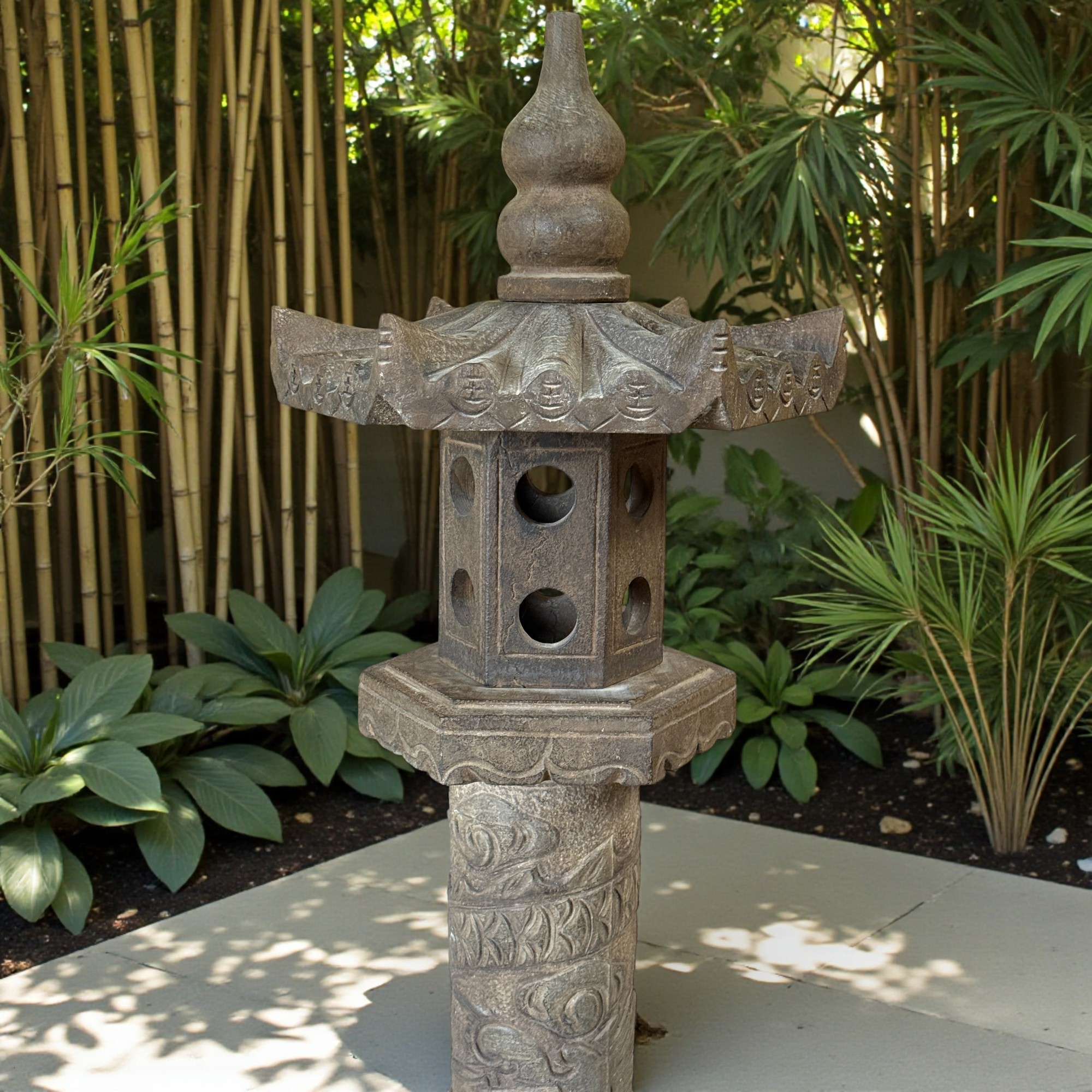 Asiatisches Geisterhaus – Steinlaterne mit Drachen umschlungen, Ahnenhaus