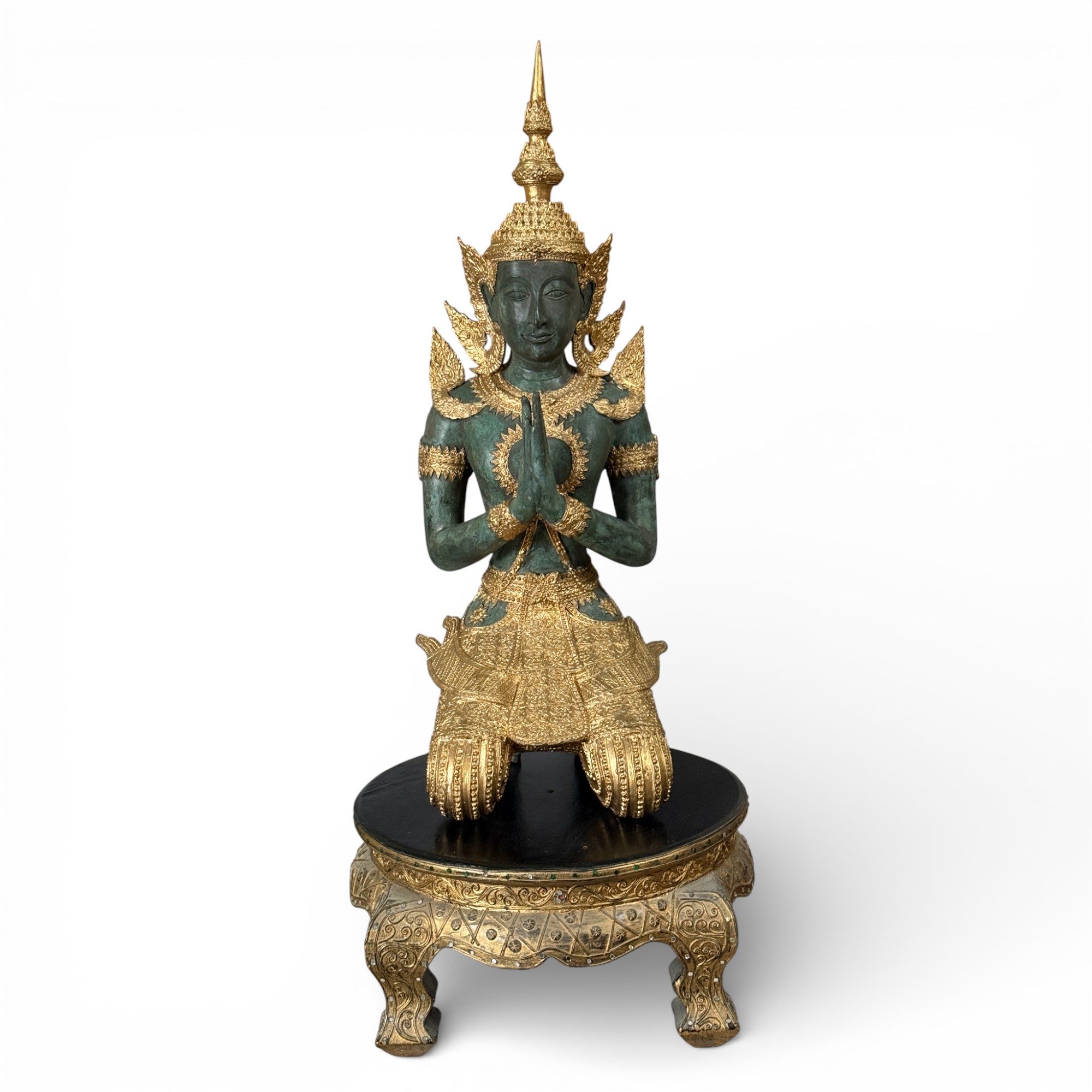 Thailändischer Tempelwächter aus Bronze auf Holzpodest