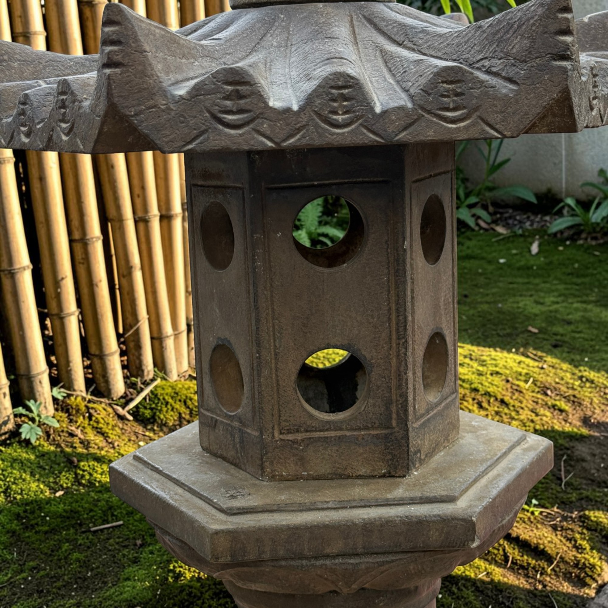 Traditionelle Steinlaterne China - Geisterhaus aus Naturstein - 60 kg