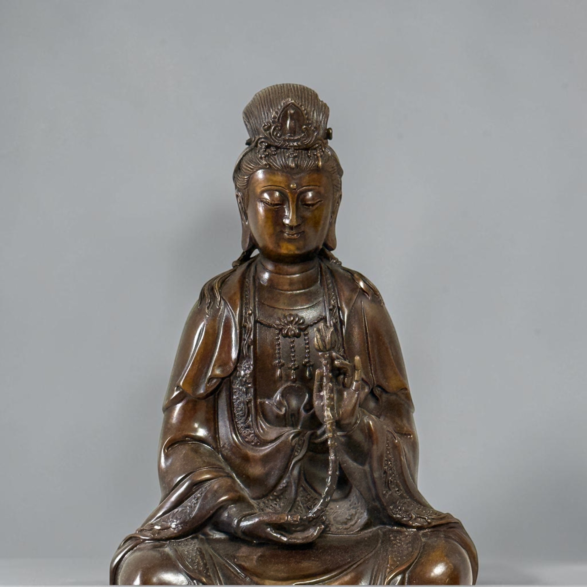 Guanyin Bronze Figur Bodhisattva auf Lotussockel China 34cm