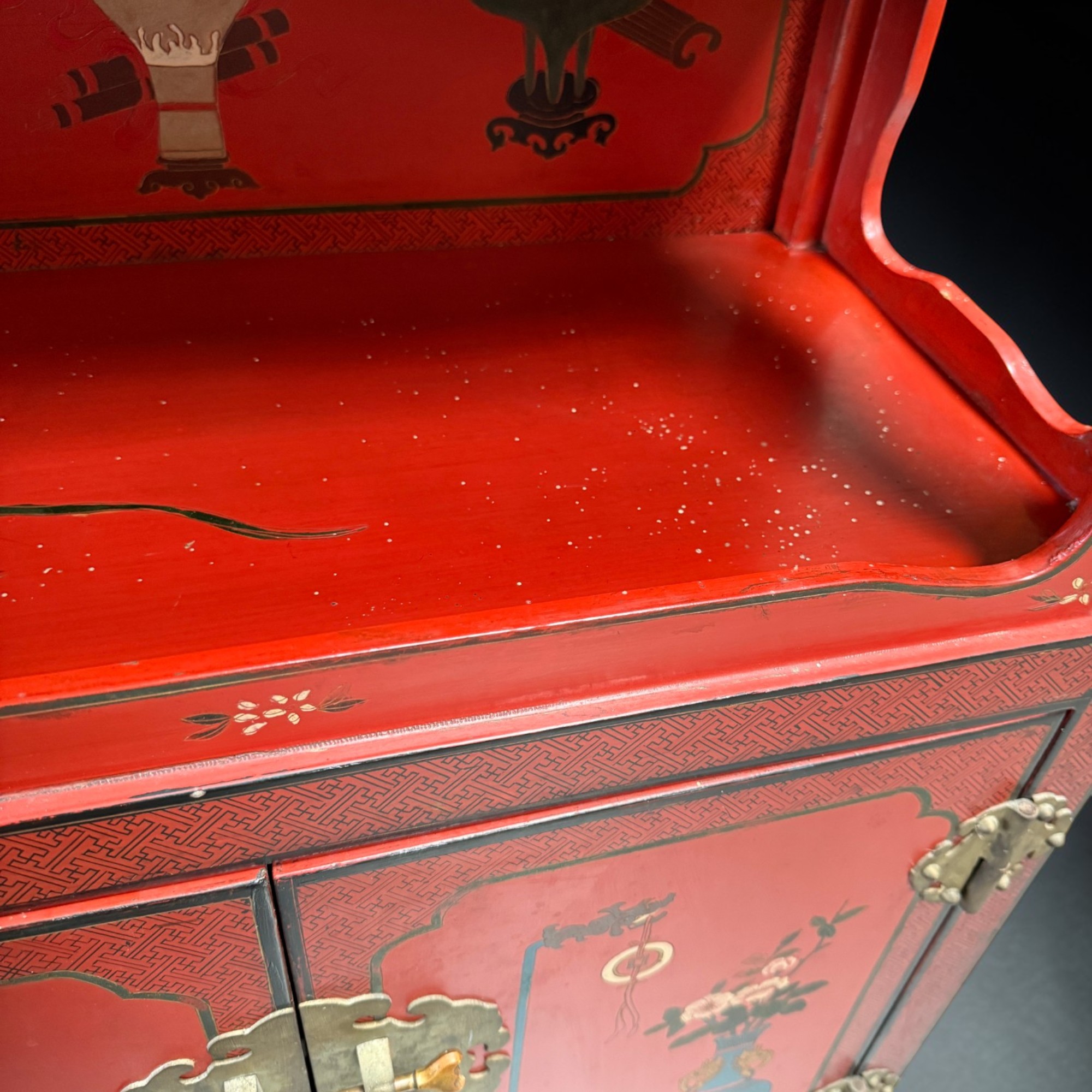 Chinesischer Alterschrank mit Bemalung - 96 cm groß