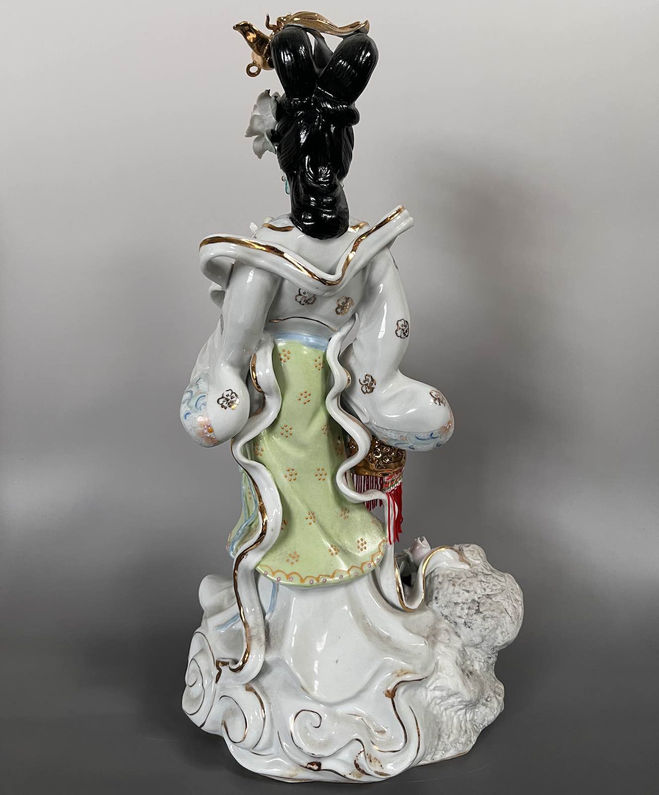 Chinesische Hofdame Porzellan Figur, Blumenschmuck