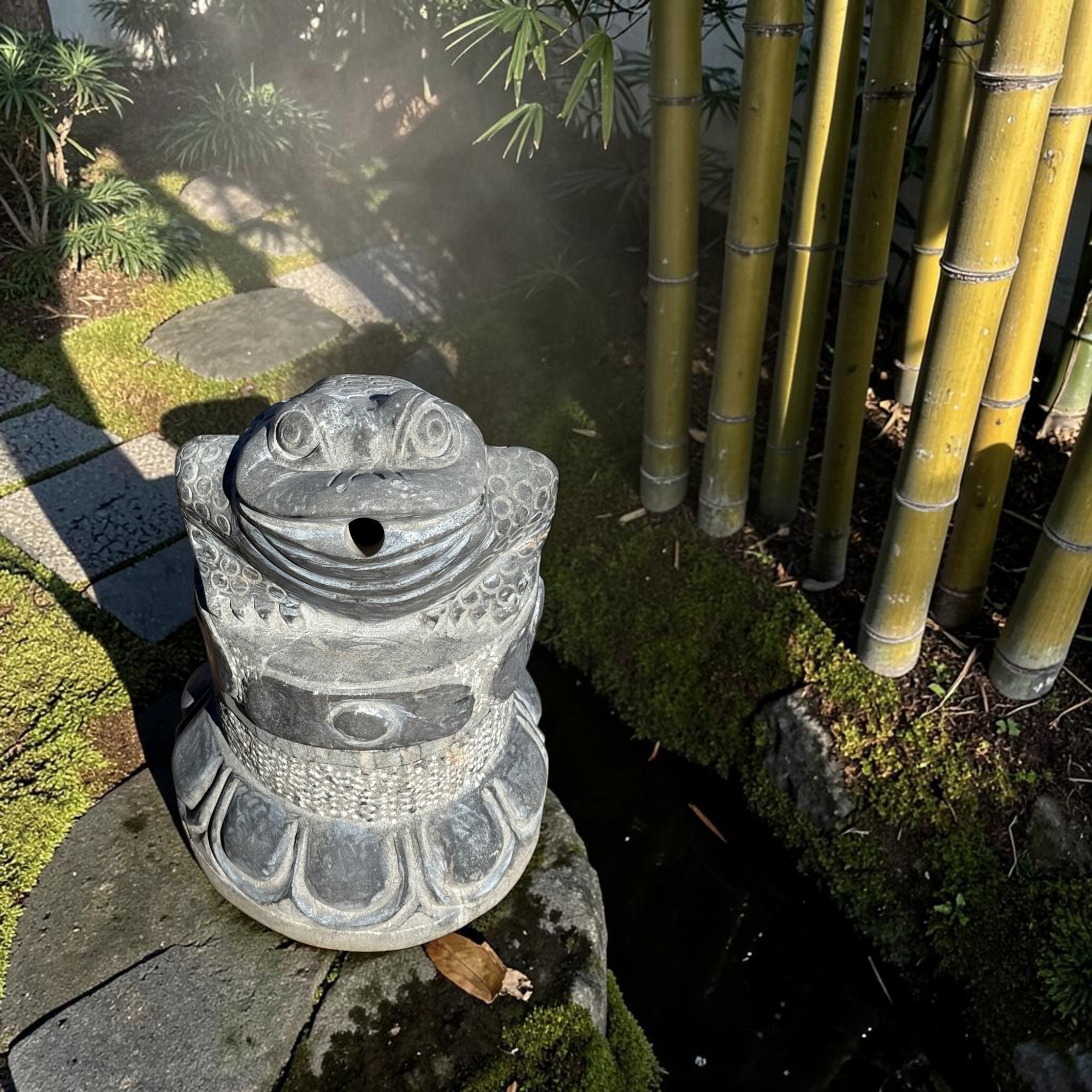 Frosch Brunnen aus Naturstein – Feng Shui Wasserspeier