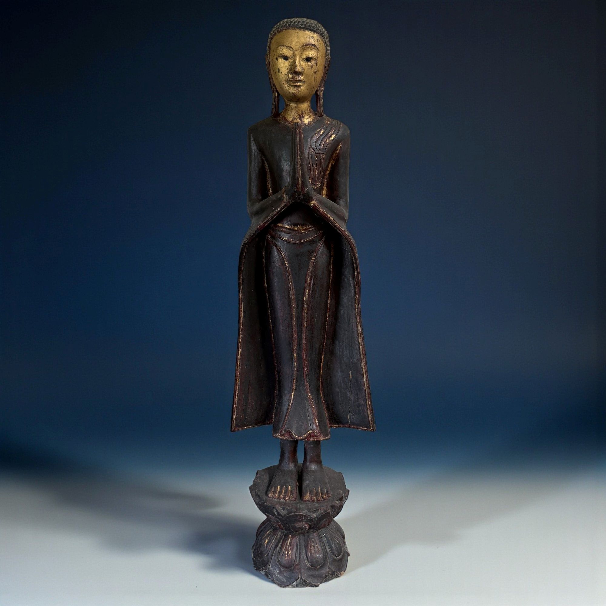 Buddha Adorant aus Burma – Teakholz, ca. 1900, vergoldet, 90 cm