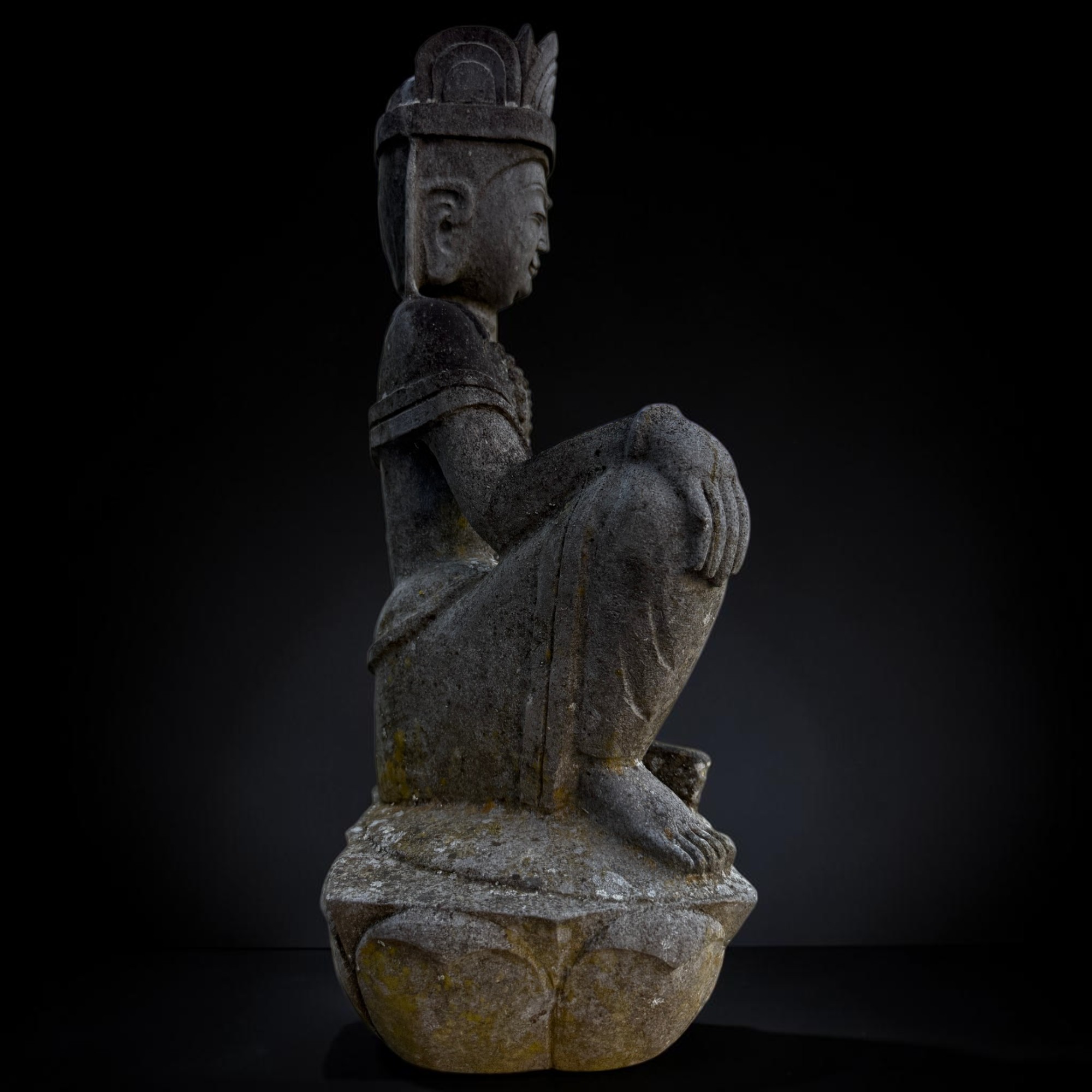 Guanyin Skulptur aus Naturstein – Alte asiatische Gartenfigur, 49 cm hoch
