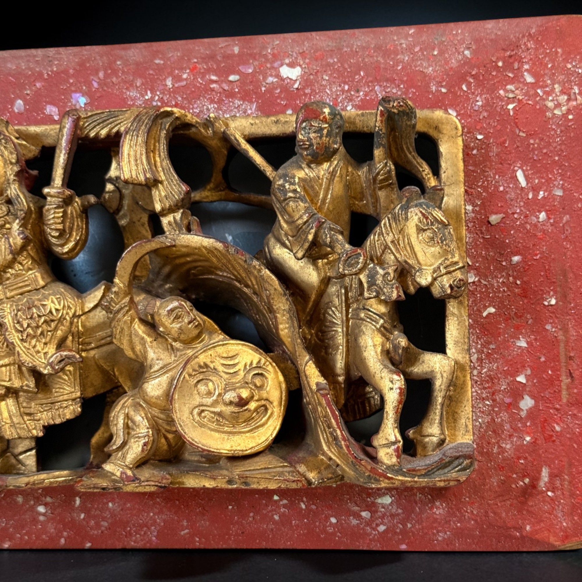 Chinesische Holz-Schnitzerei vergoldet – Reiter-Szene – 27 cm