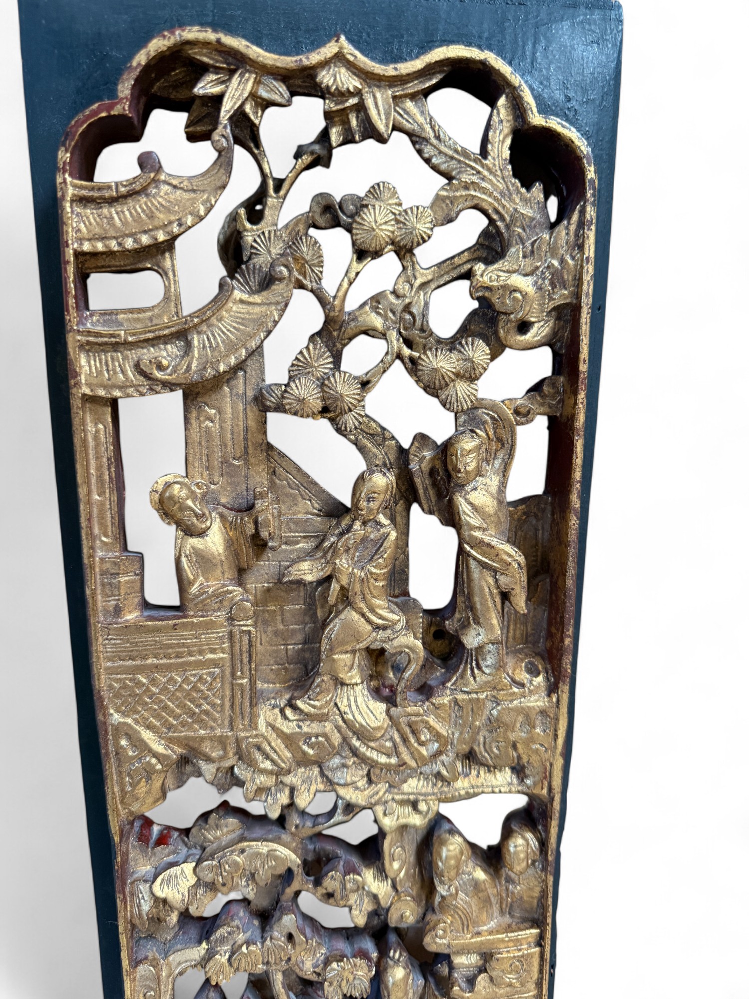 Chinesisches Holzrelief mit Restvergoldung – geschnitzte Wanddekoration Chinesisches Holzrelief mit Restvergoldung – geschnitzte Wanddekoration