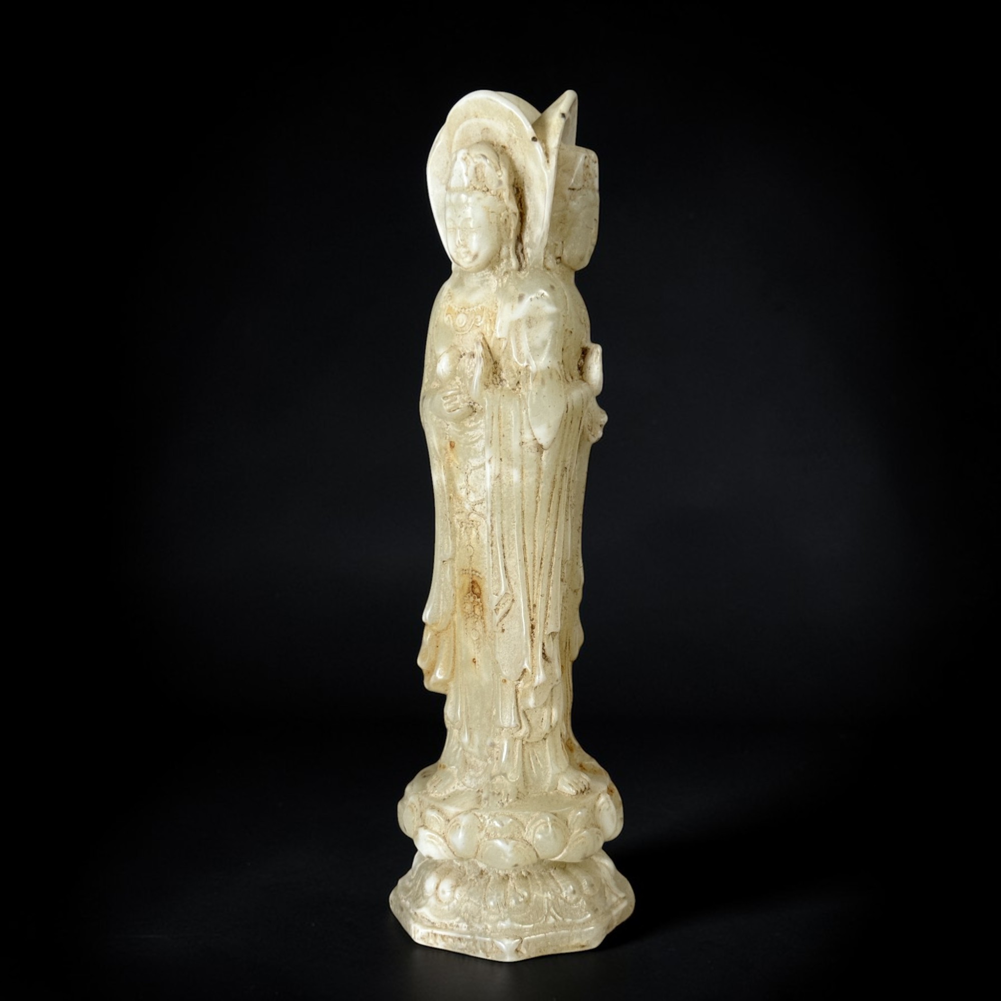 Sanmian Guanyin aus chinesischer Jade – Dreigesichtige Figur (19 cm)