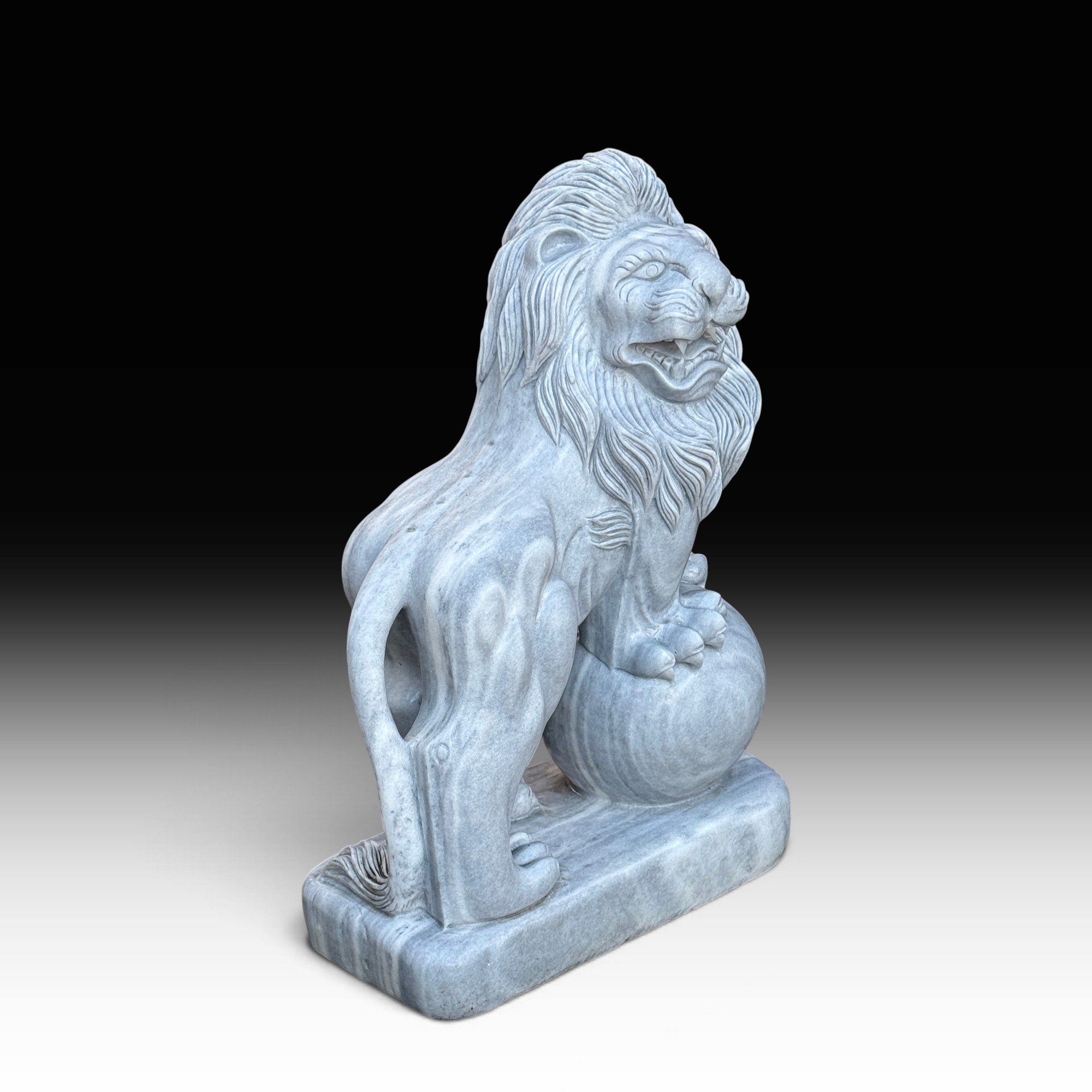 Löwen Statue aus Marmor – Gartenfigur Löwe mit Kugel, frostfest, 100 cm