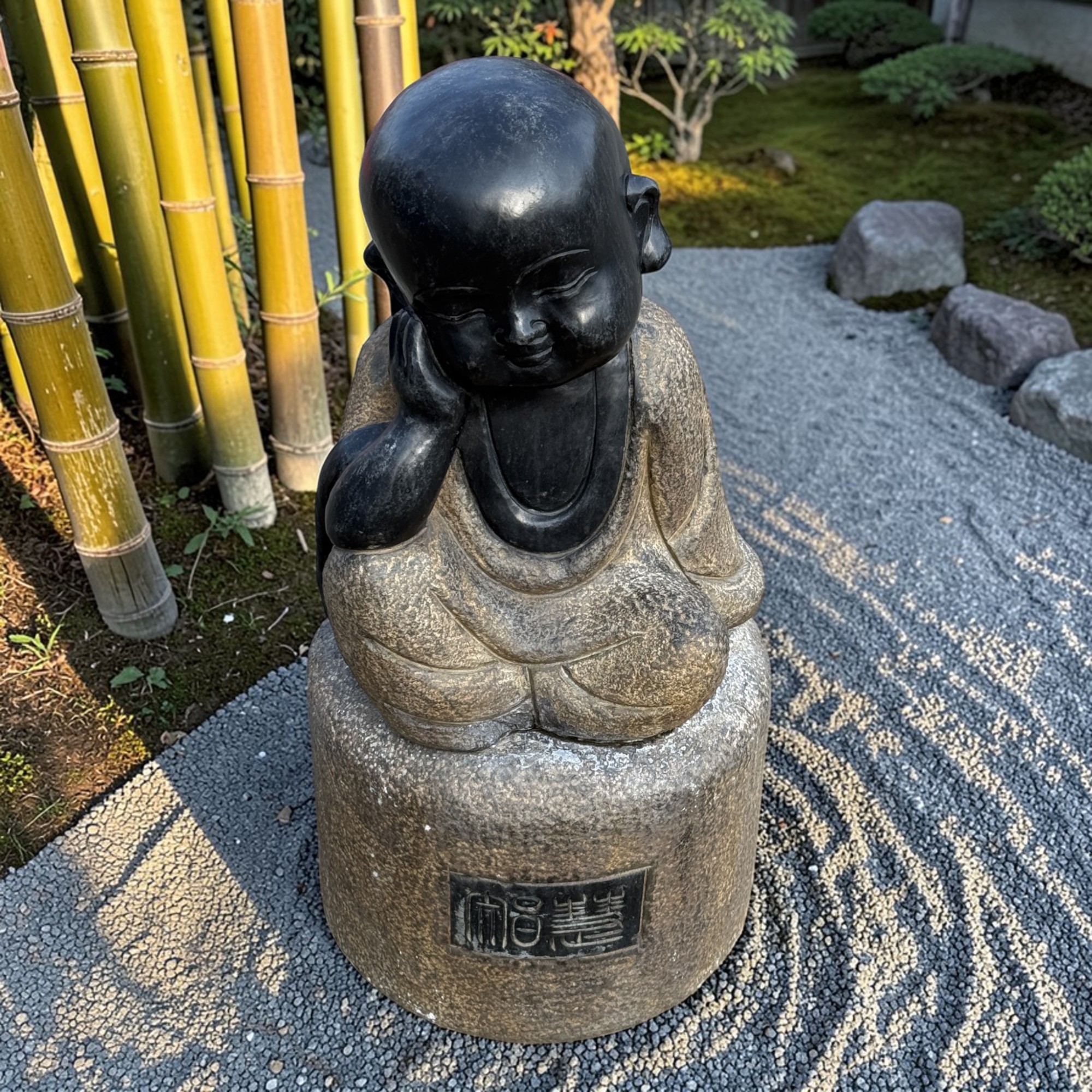 Zen Mönch Skulptur aus Naturstein – Sitzende Gartenfigur (62 cm, 70 kg)