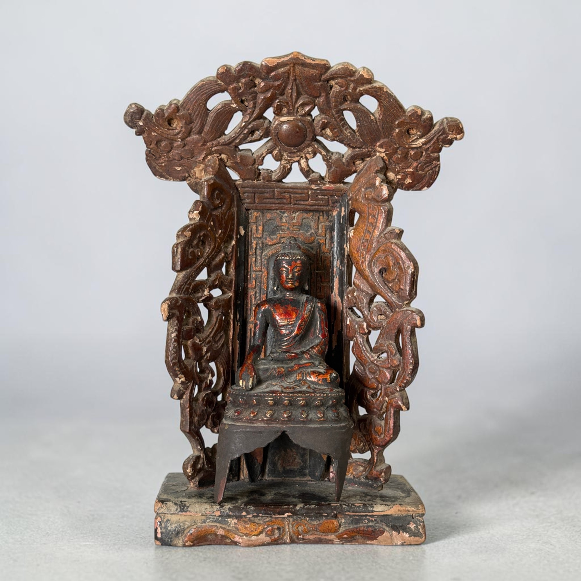 Alter chinesischer Holzschrein Hausaltar mit sitzendem Bronze Buddha