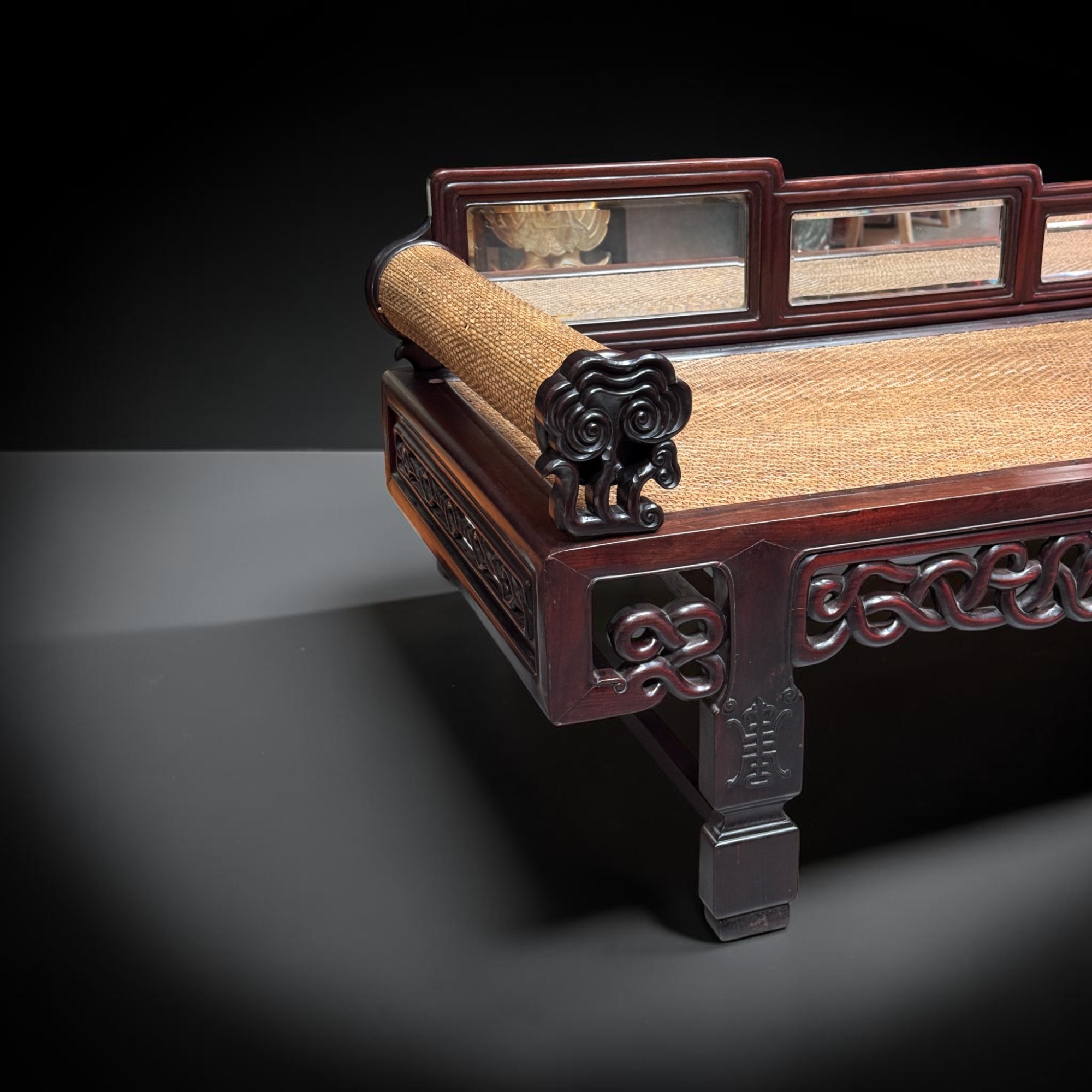 Altes chinesisches Tagesbett Daybed aus Hartholz mit Rattangeflecht