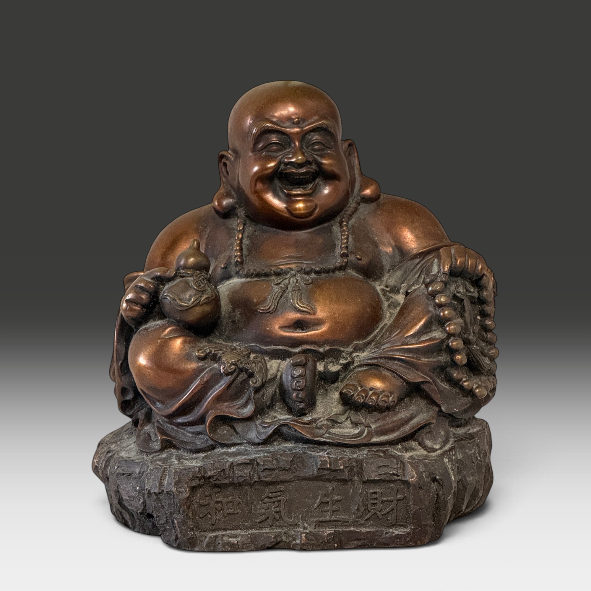 Happy Buddha Budai aus Bronze, China, Glücksbuddha mit Fledermäusen, 20 cm